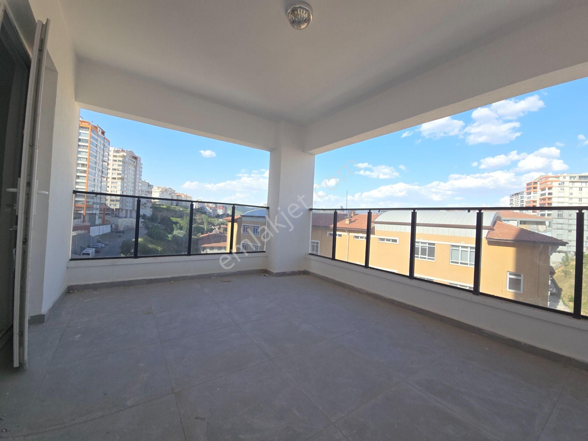 Cadde Yakını Teras Balkonlu Ön Cephe Sıfır 3+1