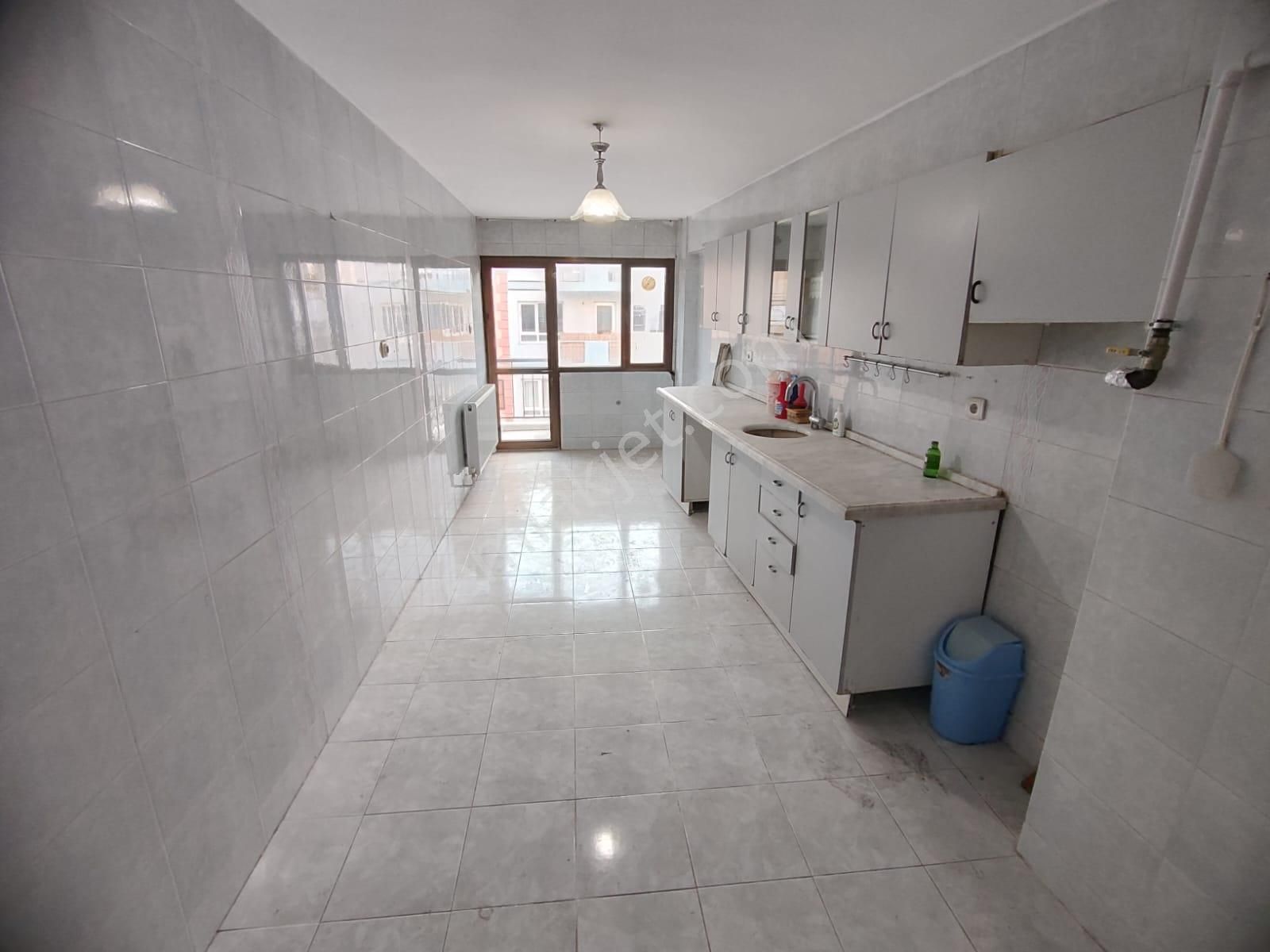 Esenlik Mahallesinde Ana Cadde Üzerinde 3+1 Çift Cephe Daire
