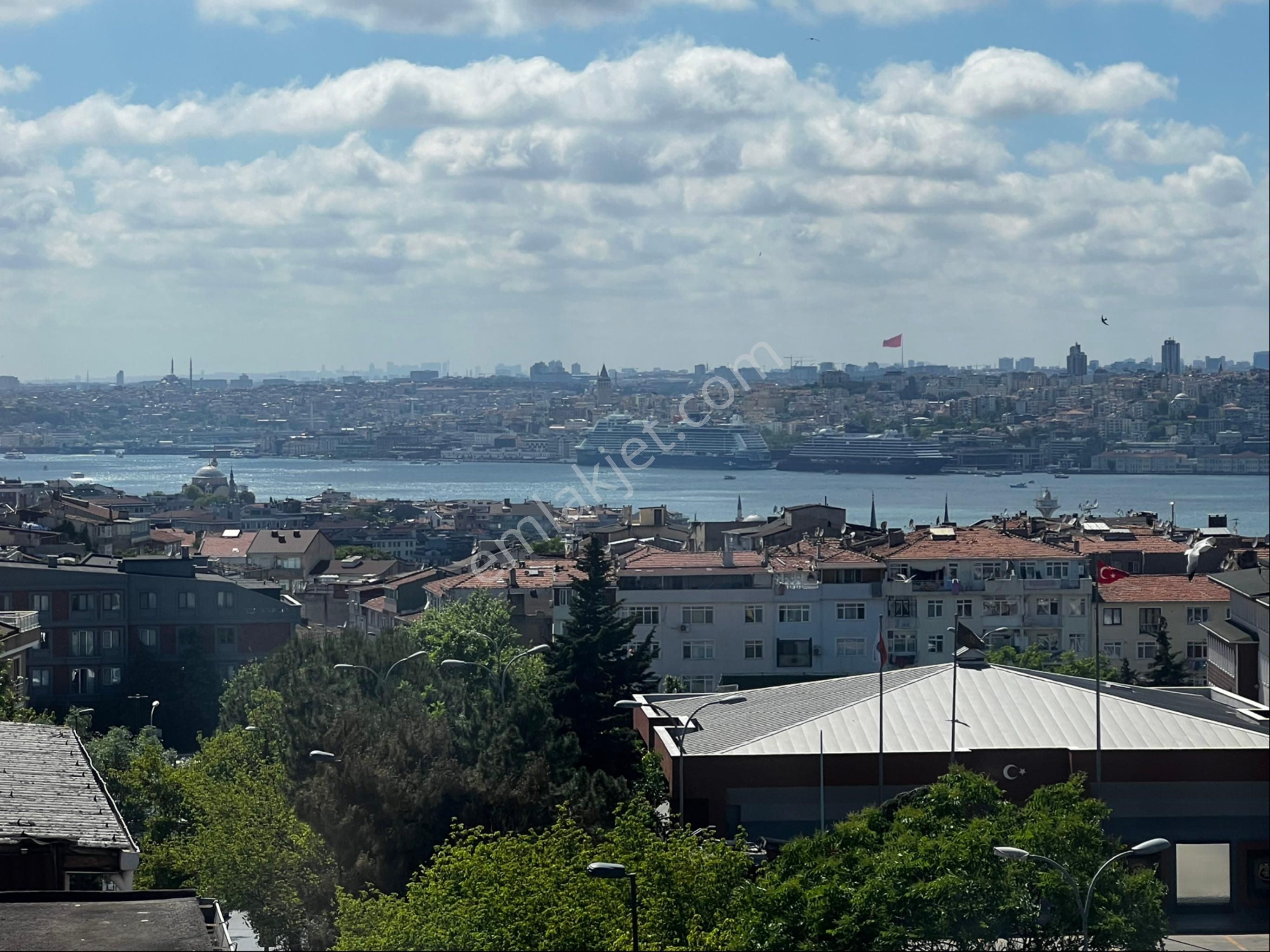 Naz Emlaktan Deniz Manzaralı Cadde Üstü Asansörlü 3+1 Kiralık Daire