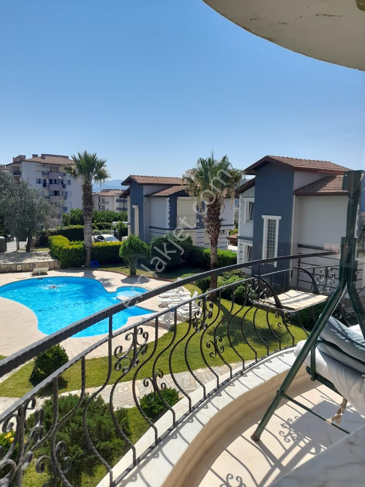 Kuşadası Kadınlar Denizinde Havuzlu Sitede Doğalgazlı Arakat 2+1 Satılık Daire