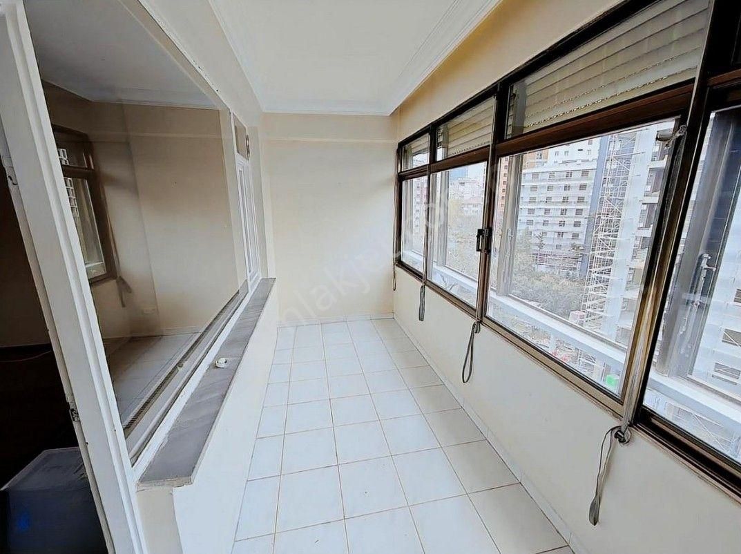 Eriş Emlak Dan Metroya 2 Dk Yürüme Mesafesinde Az Katlı Binada Satılık 3+1