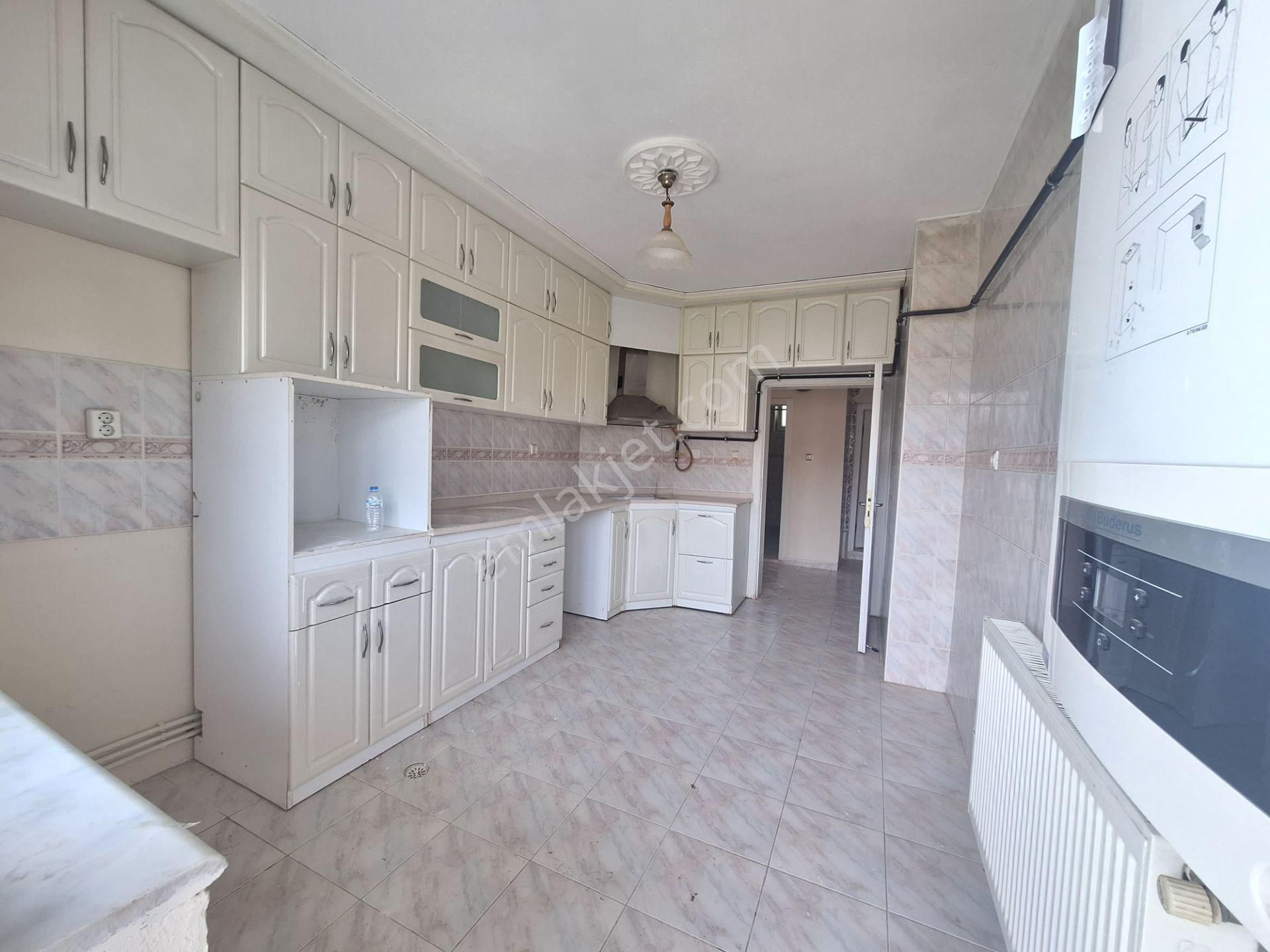 Yaman'dan Bolvadin Selçuklu Mah. 3+1 Kiralık Daire