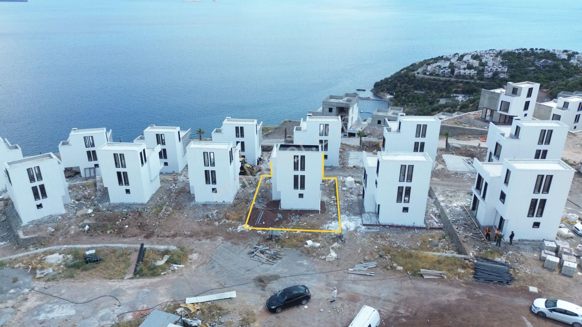 Çandarlı'da Deniz Manzaralı Tam Müstakil 3,5+1 Satılık Villa