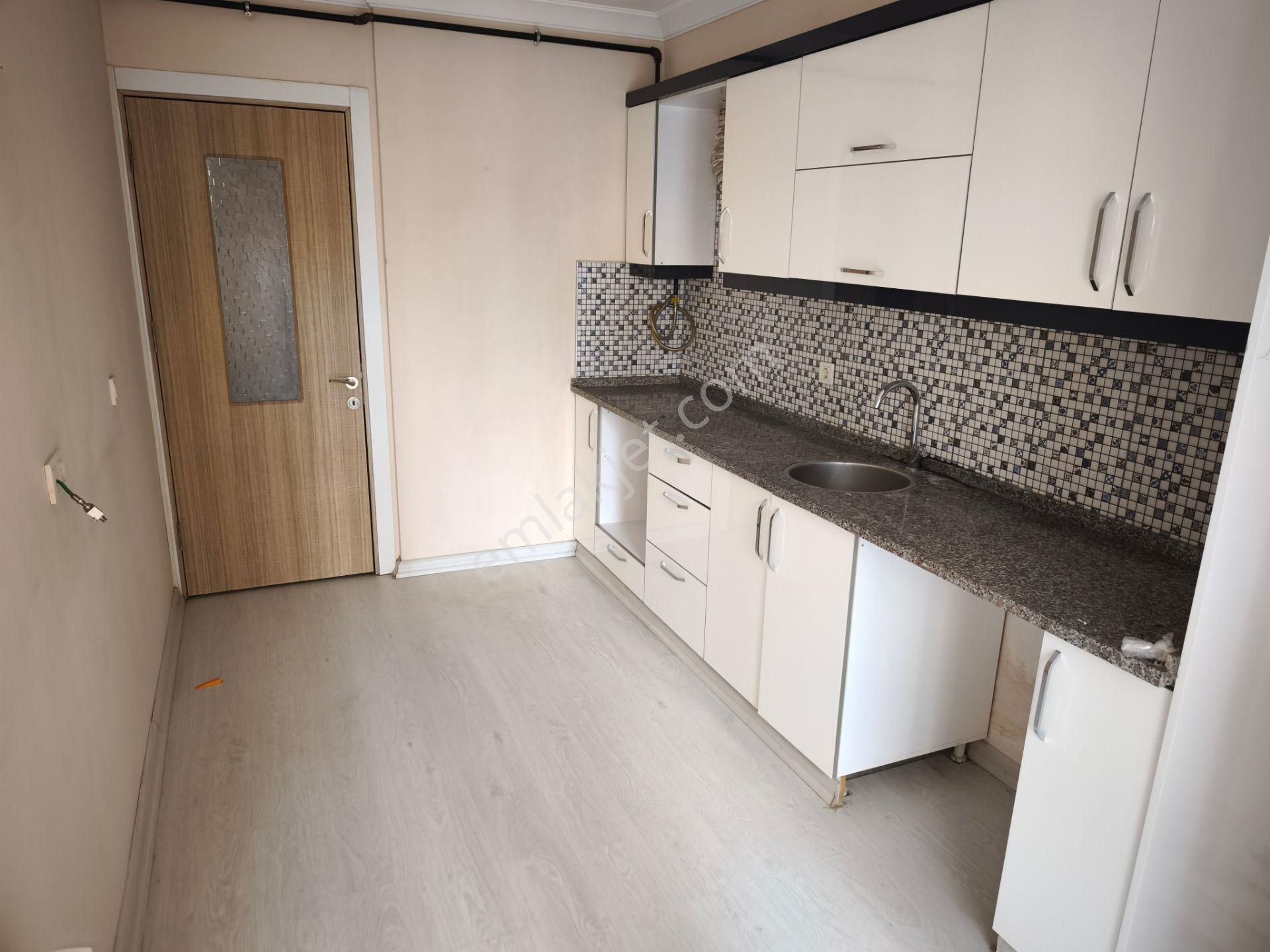Yeşilyurt Devlet Hastahanesi Yakını 5 Yıllık Bina Kiralık 3+1 Daire