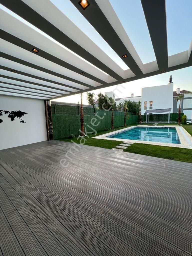 Kuşadası Ege Mahallesinde Deniz Manzaralı Müstakil Geniş Villa