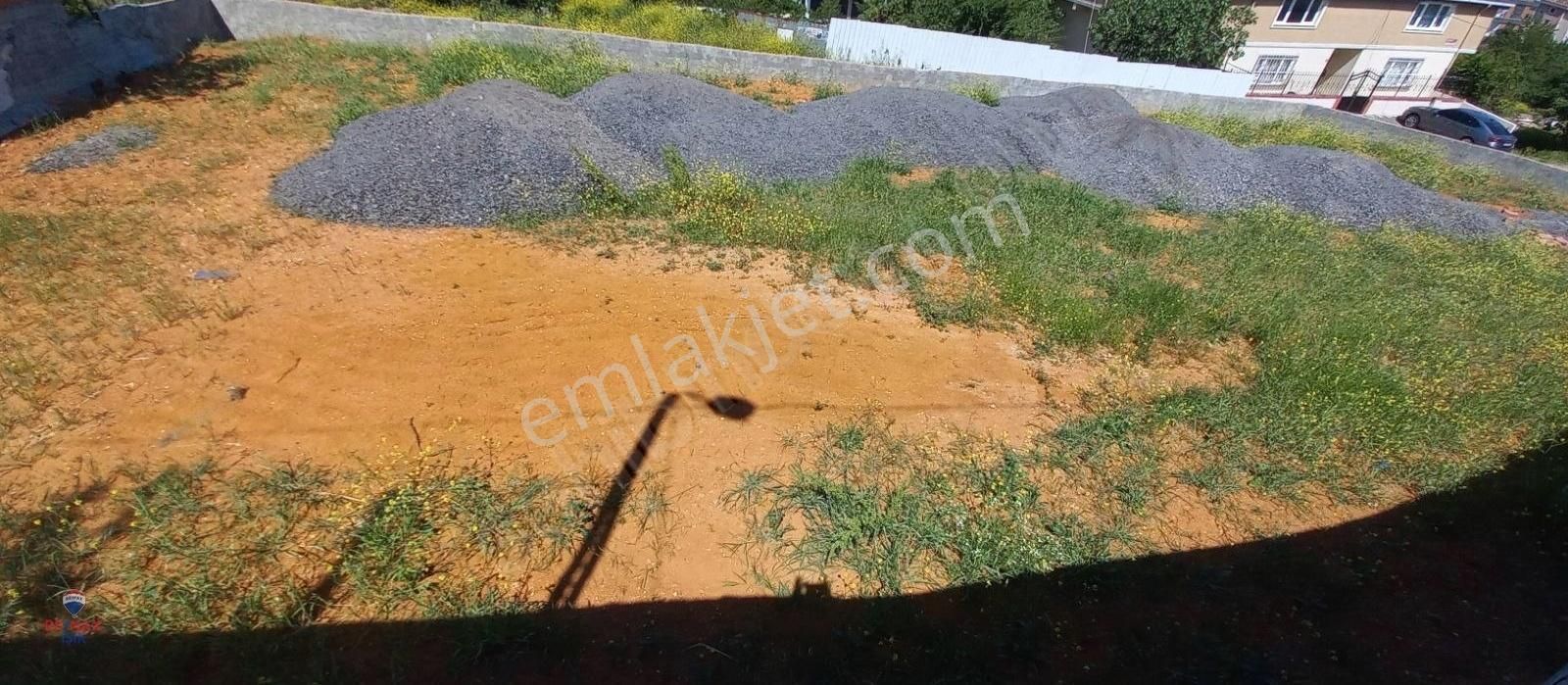 Ümraniye Yukarı Dudullu Adalı'da Etrafı Çevrili 740 M²