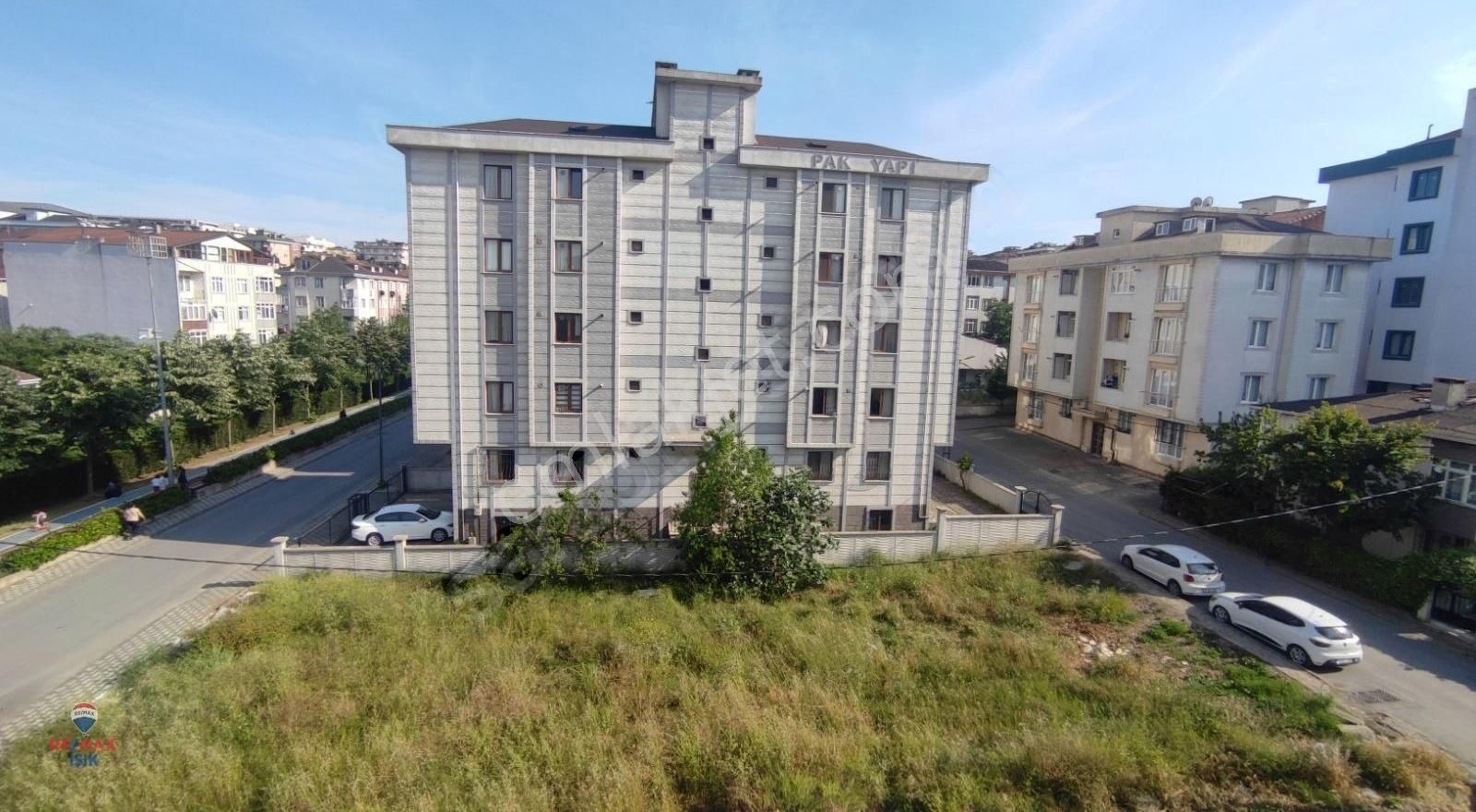 Esenkent Mahallesi'nde Etrafı Çok Açık Geniş Ve Güzel 2+1