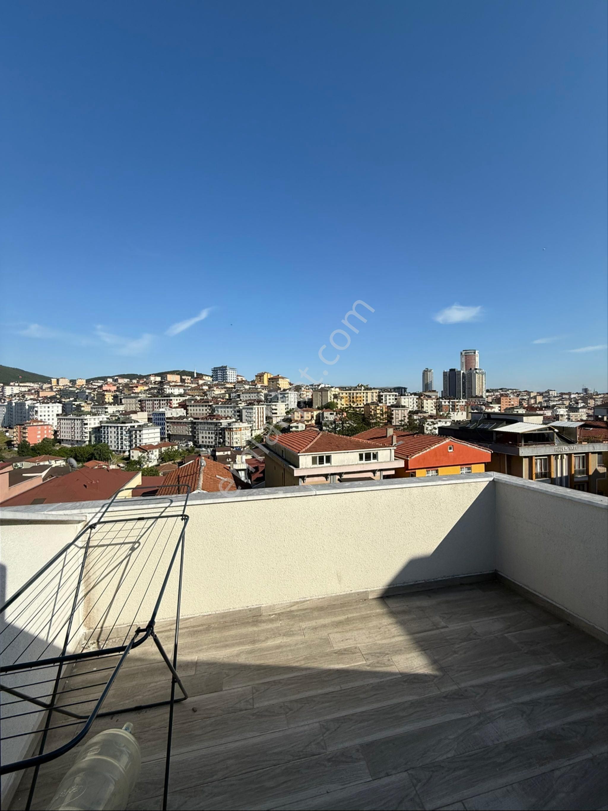 Ataşehir İçerenköy'de Az Katlı, Yeni Bina, Çatı Dubleks 2+1