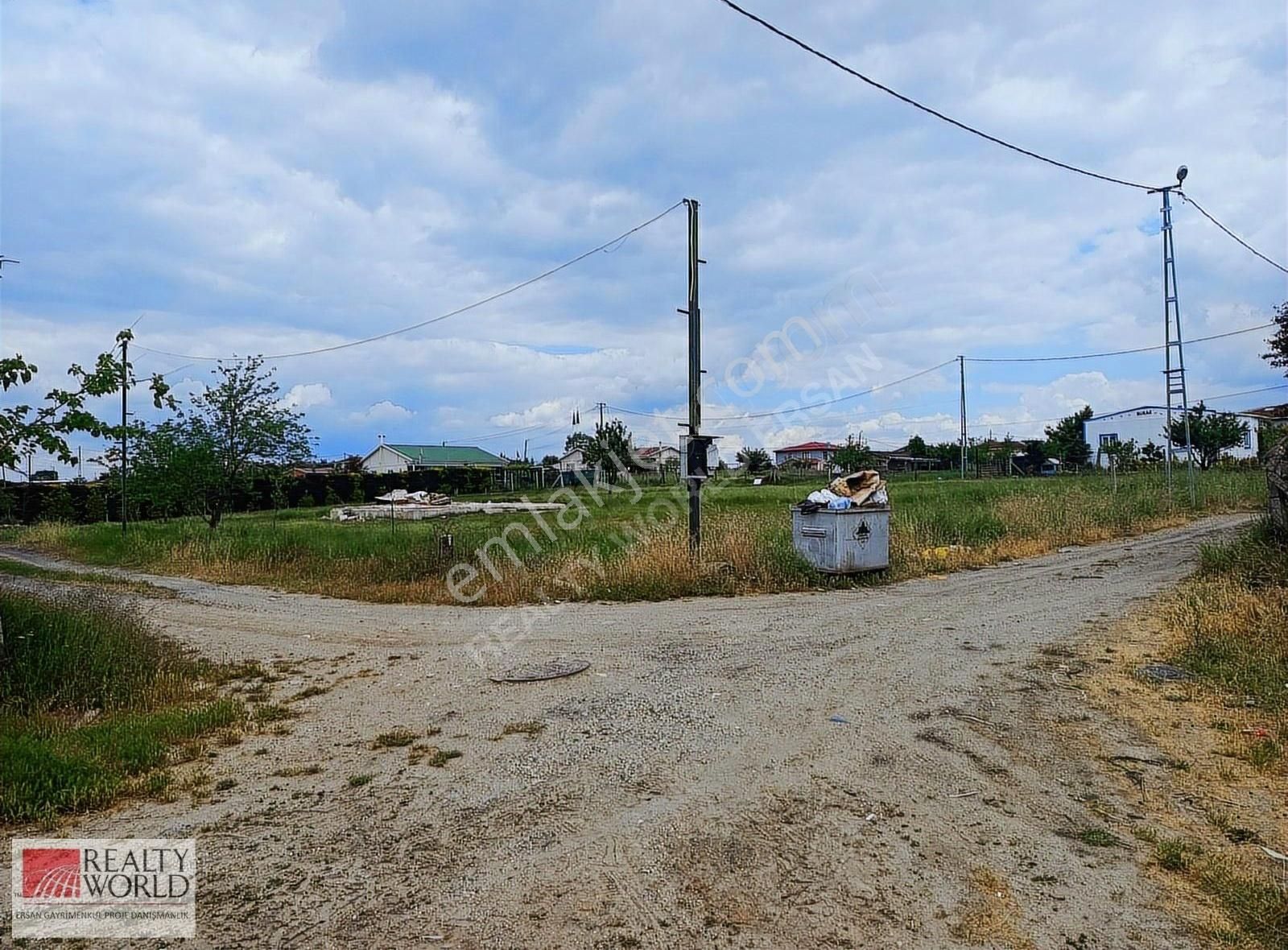 Çatalca Halaçlı Ergün Sk. Tarla Orman Köşe 2300m2 Satılık