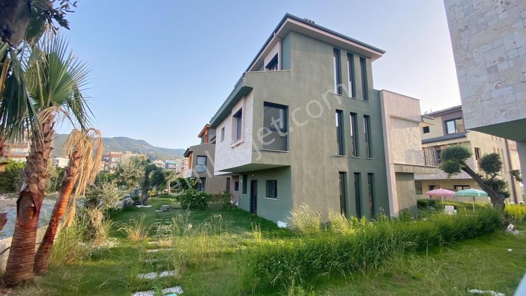 Havuzlu Denize Yakın Konumda Yeni Villa