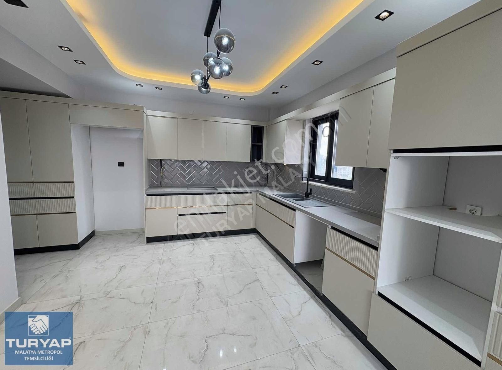 Turyap Metropol'den Tecde Güngör De Satılık 4+1 Lüks Daire