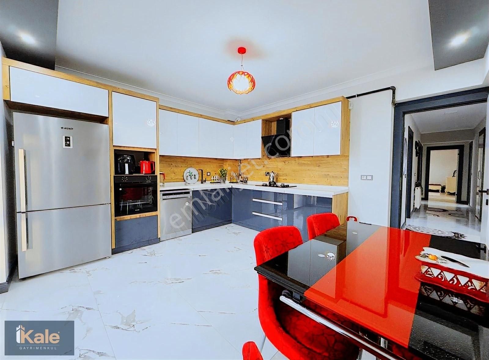 ▄kale▄ege'de Cadde Üzeri Panoramik Manzaralı 4+1 Modern Daire