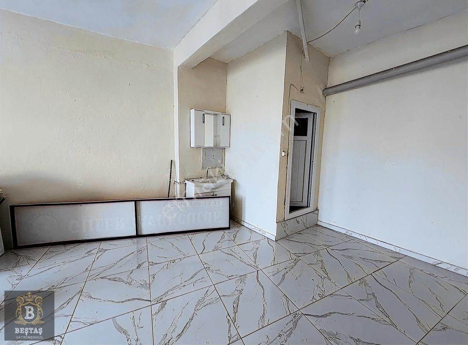 Beştaştan Tozkoparanda İşlek Cadde Üzerinde Kiralık Dükkan