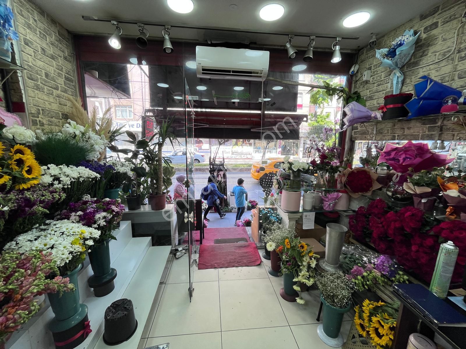 İşlek Caddede Satılık Kupon Dükkan