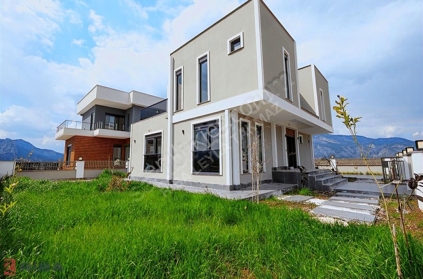 Döşemealtı'da Belediye Arkası 4+1 Müstakil Satılık Villa