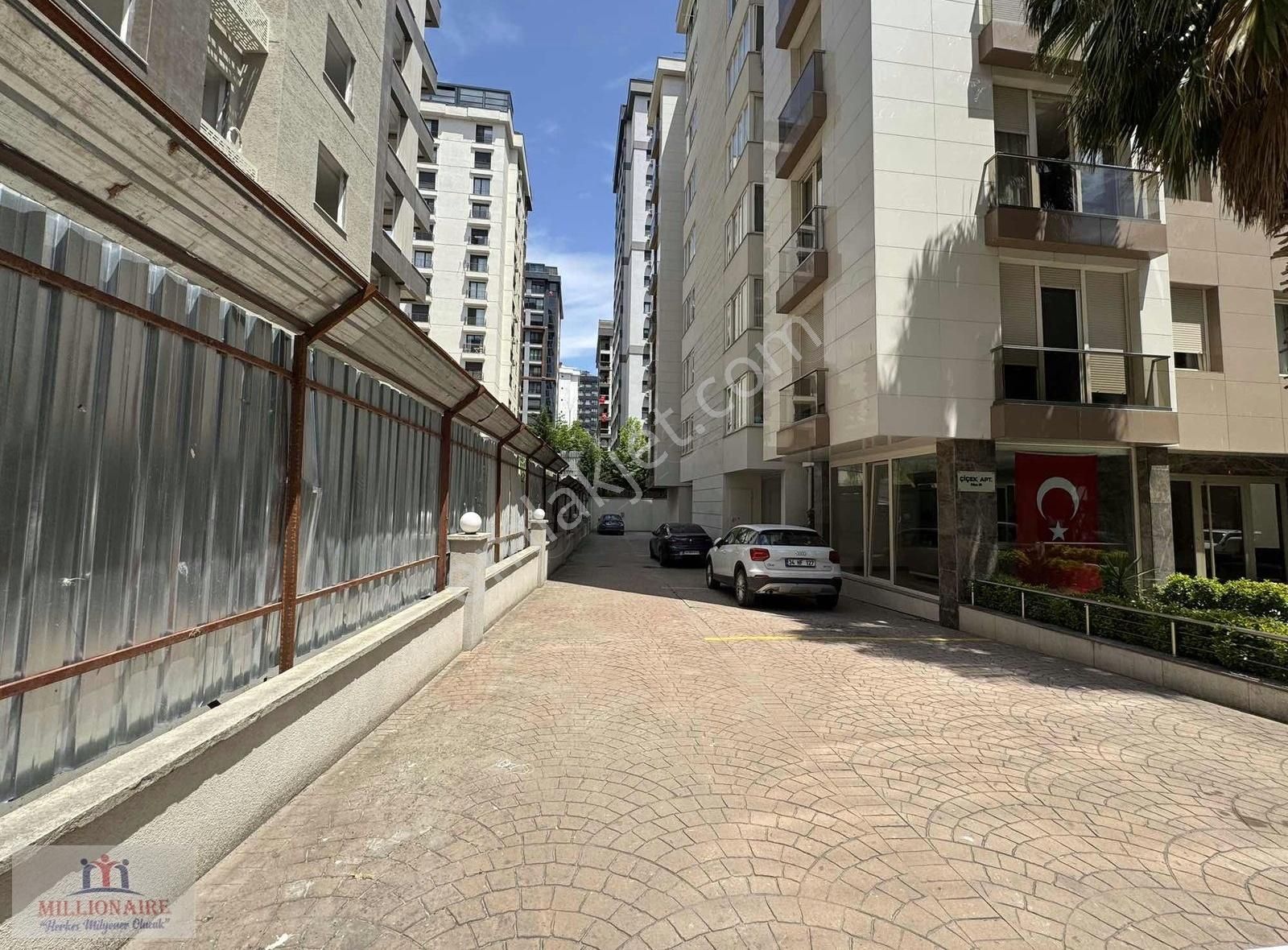 Suadiye'de Cadde Yanı Fırsat 2+1
