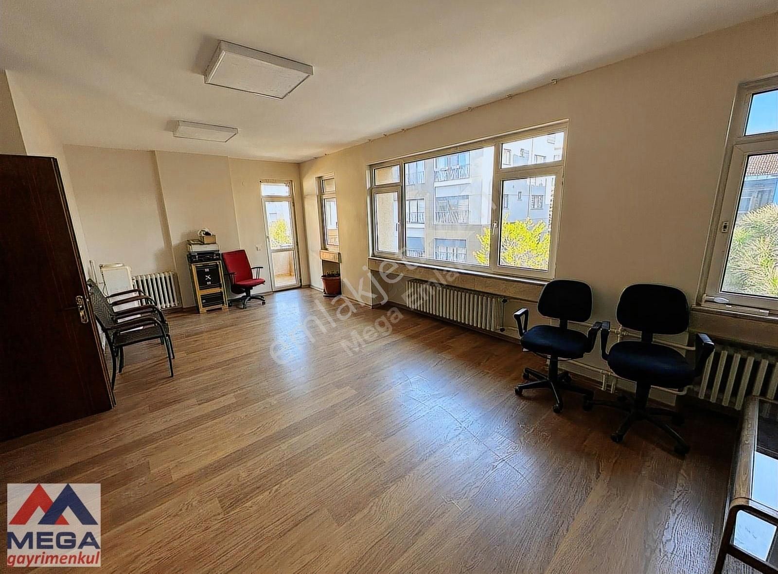 Kızıltoprakta Medicana Hastanesine Karşı Sokağında Ofis