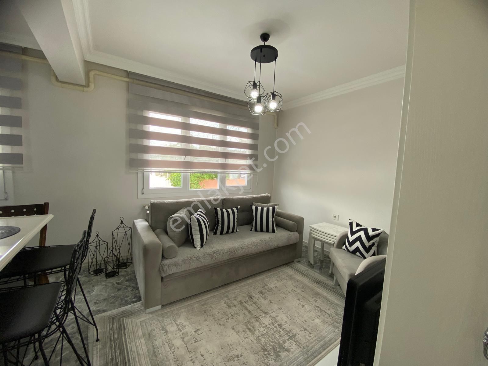 Bornova Çamdibi'nde Tadilatlı Geniş Teraslı 2+1 Satılık Daire