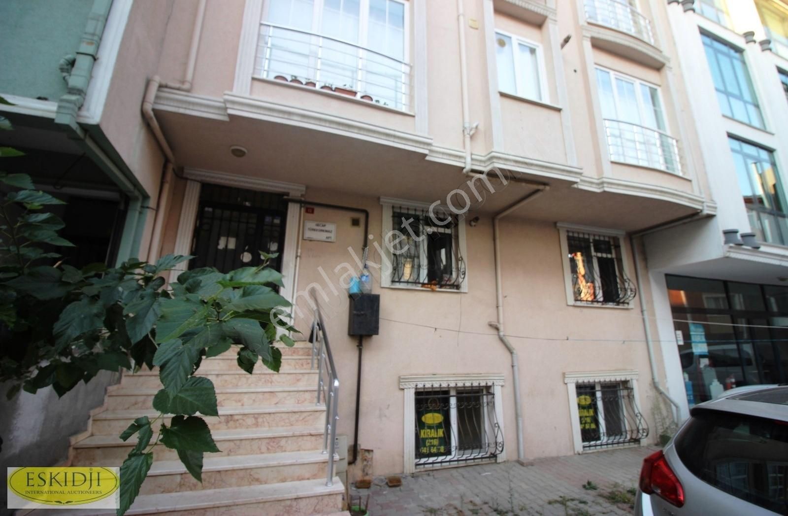 Eskidji' Den Serindere Durağına-kaymakamlığa 1 Dk 1+1 60m2 Bahçe