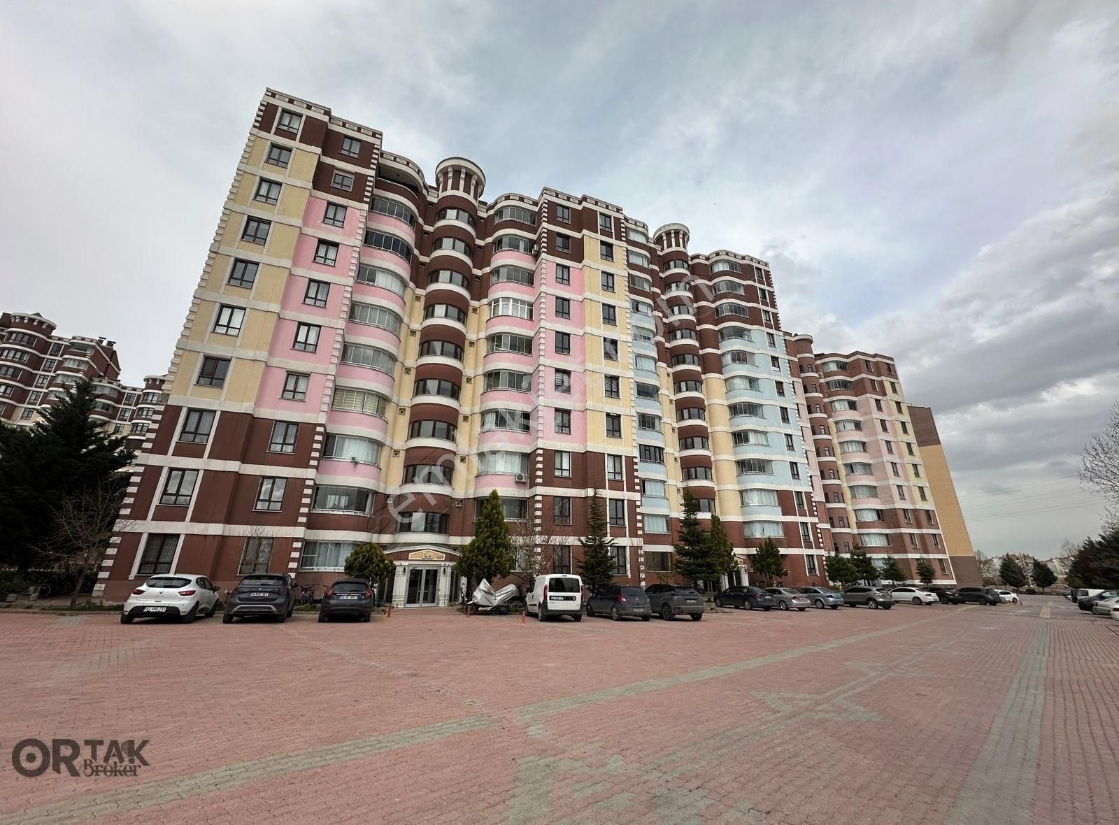 Azra Venüs Sitelerinde Satılık 4+1 Satılık Daıre