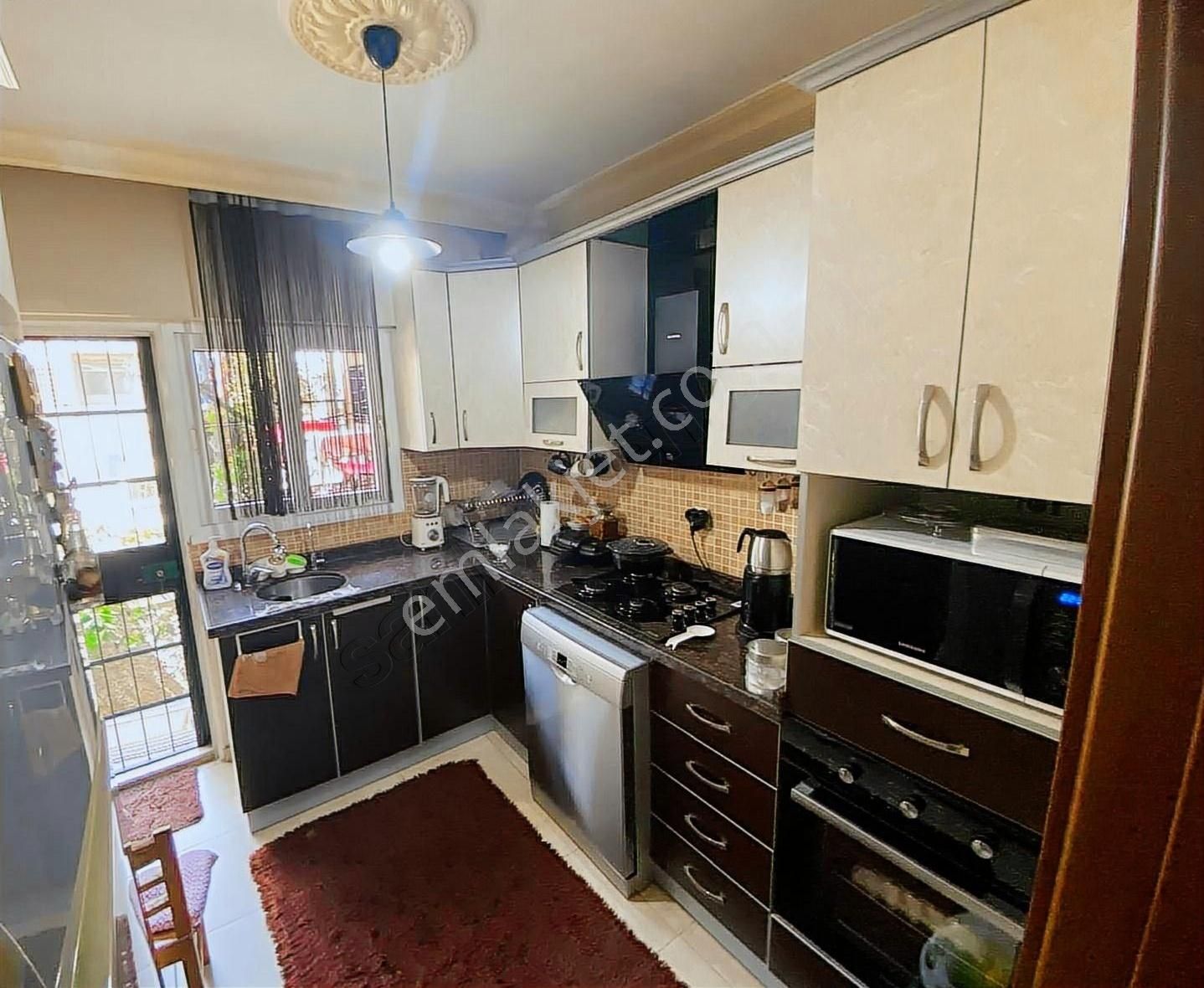 Gülpınar Mh.meydan Caddesi Üzeri 3dükkan 3 Daire Yatırımlık Mülk