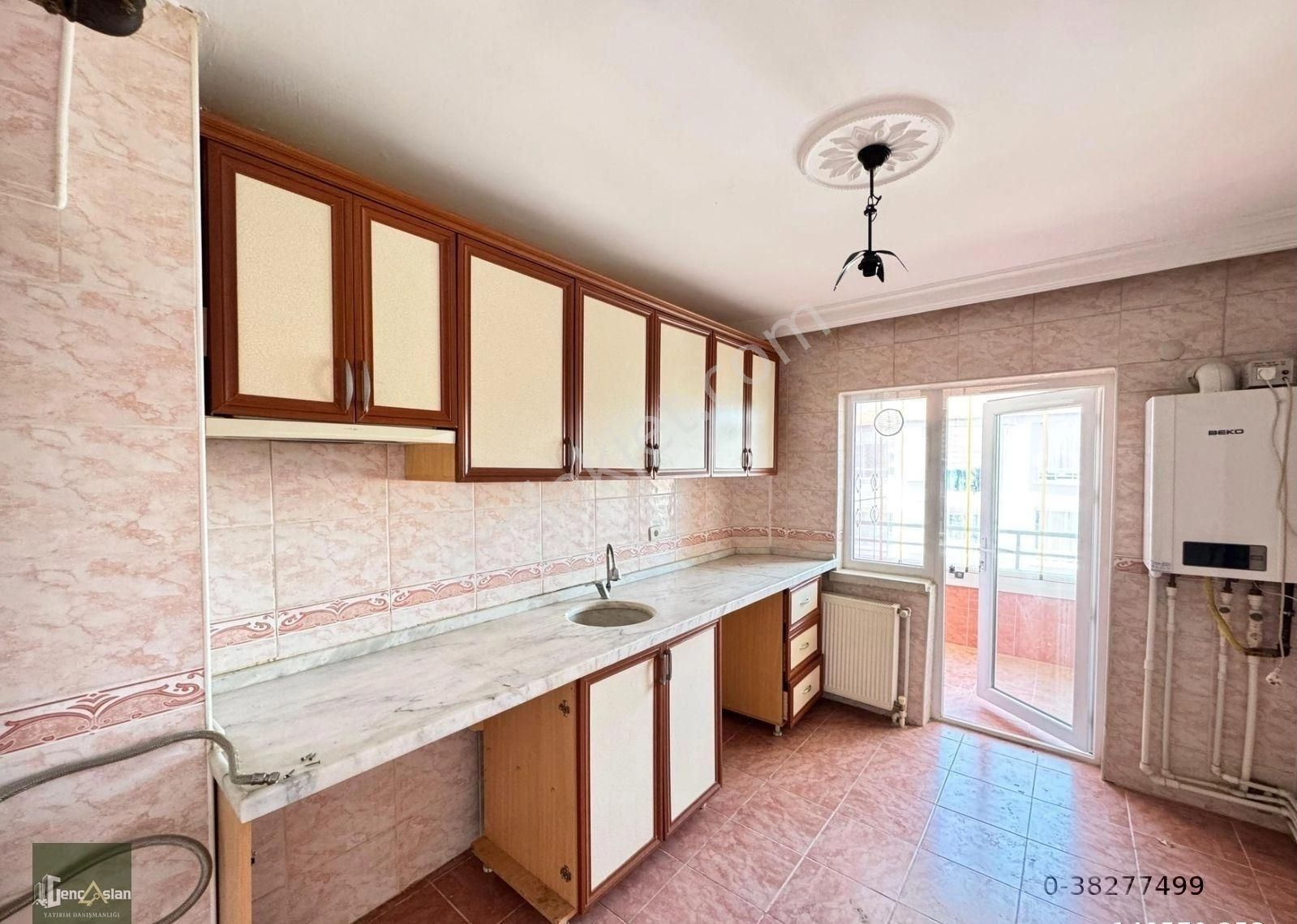 Gençaslan'dan Doğukent Cd. Üstü 3. Kat Yapılı 3+1 Kiralık