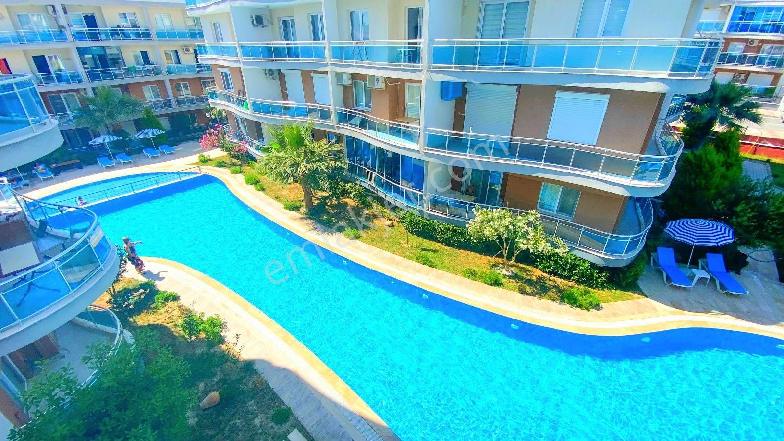 Kuşadası Merkezde Havuzlu Sitede Ara Kat 1+1 Daire