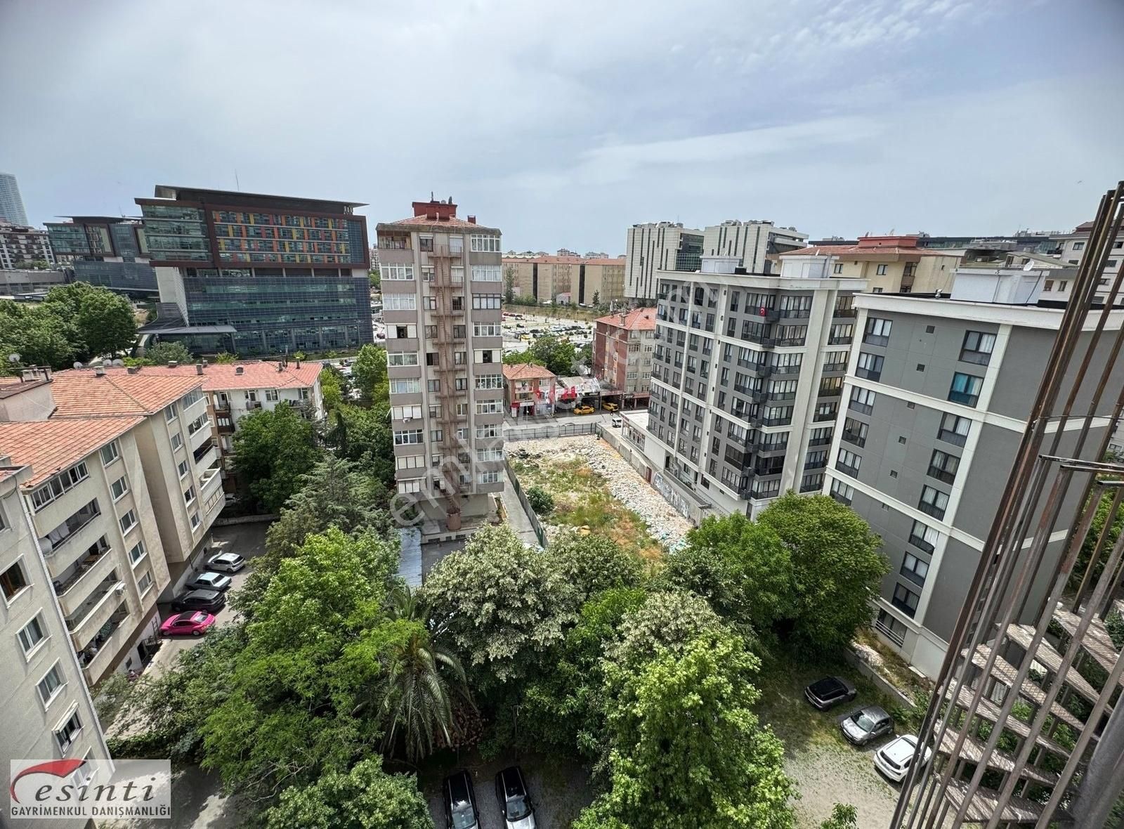 Fikirtepe'nin Kalbinde, Geniş Ve Ferah, Yatırımlık 3+1 Daire.