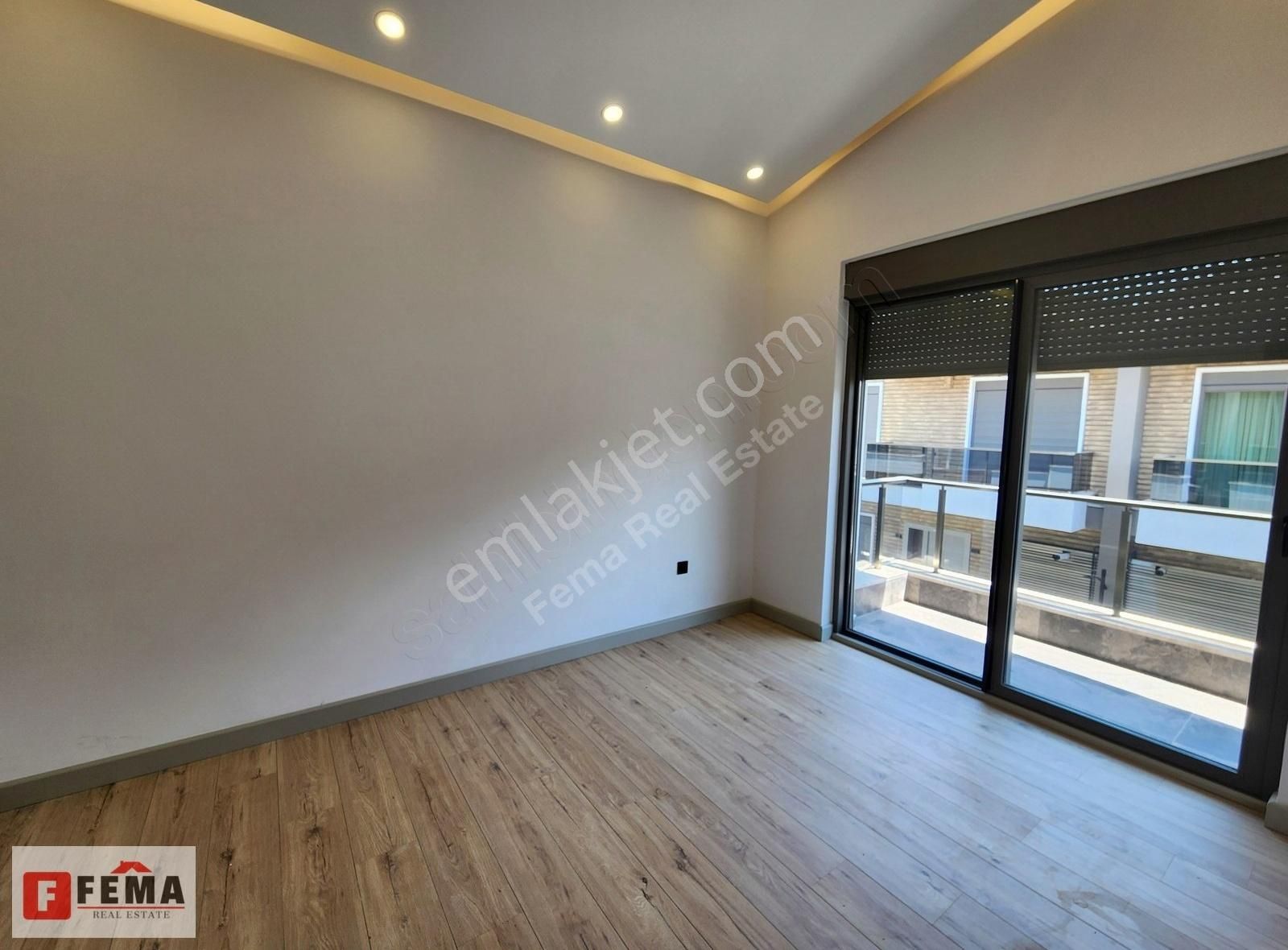 Müstakil Havuzlu Ve Bahçeli Satılık 5+1 Villa