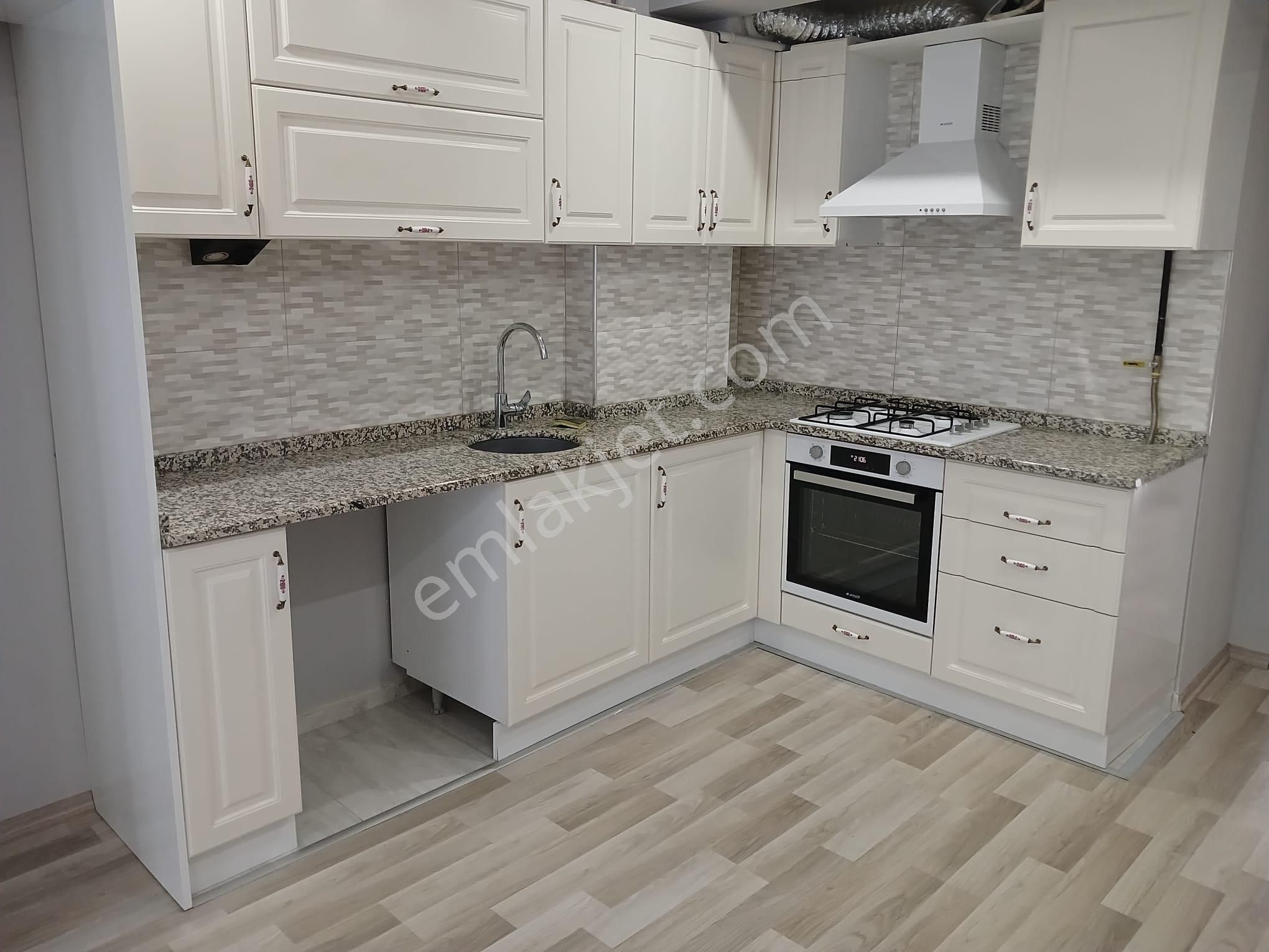 Arifiye Mah. Hamamyolu Ara Sokağında Çarşıya Yakın Kiralık 2+1 Daire