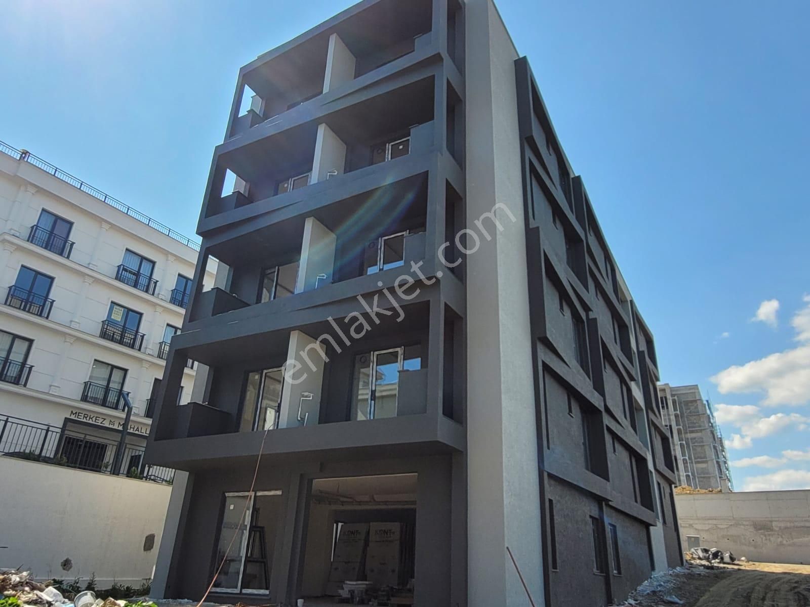 Delux'den Atatürk Mah Palm Suıts'te Havuz Manzaralı Lux 1+1daire