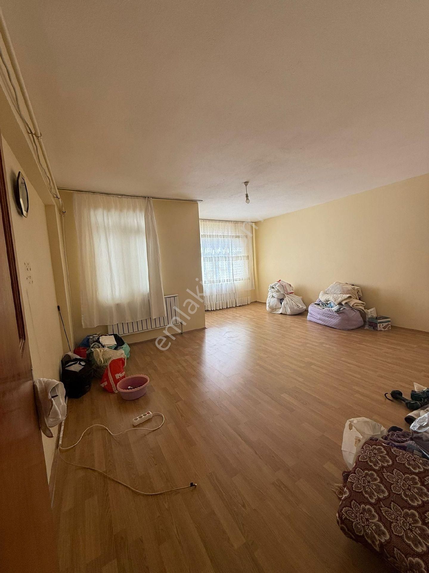 Buyuk Bopcek Mh Cadde Uzerı 3+1 Ara Kat Uygun Fıyat Daıre Bakımlı