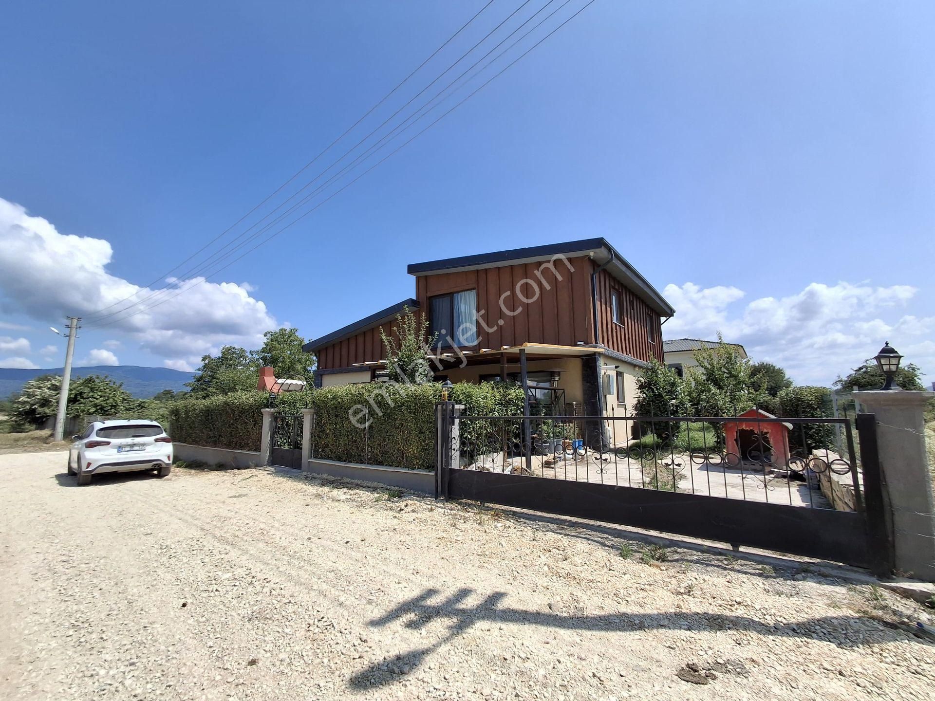 Düzce Arapçiftliği Mah. Müstakil Tekil 4+1 Villa 430m² Arsada