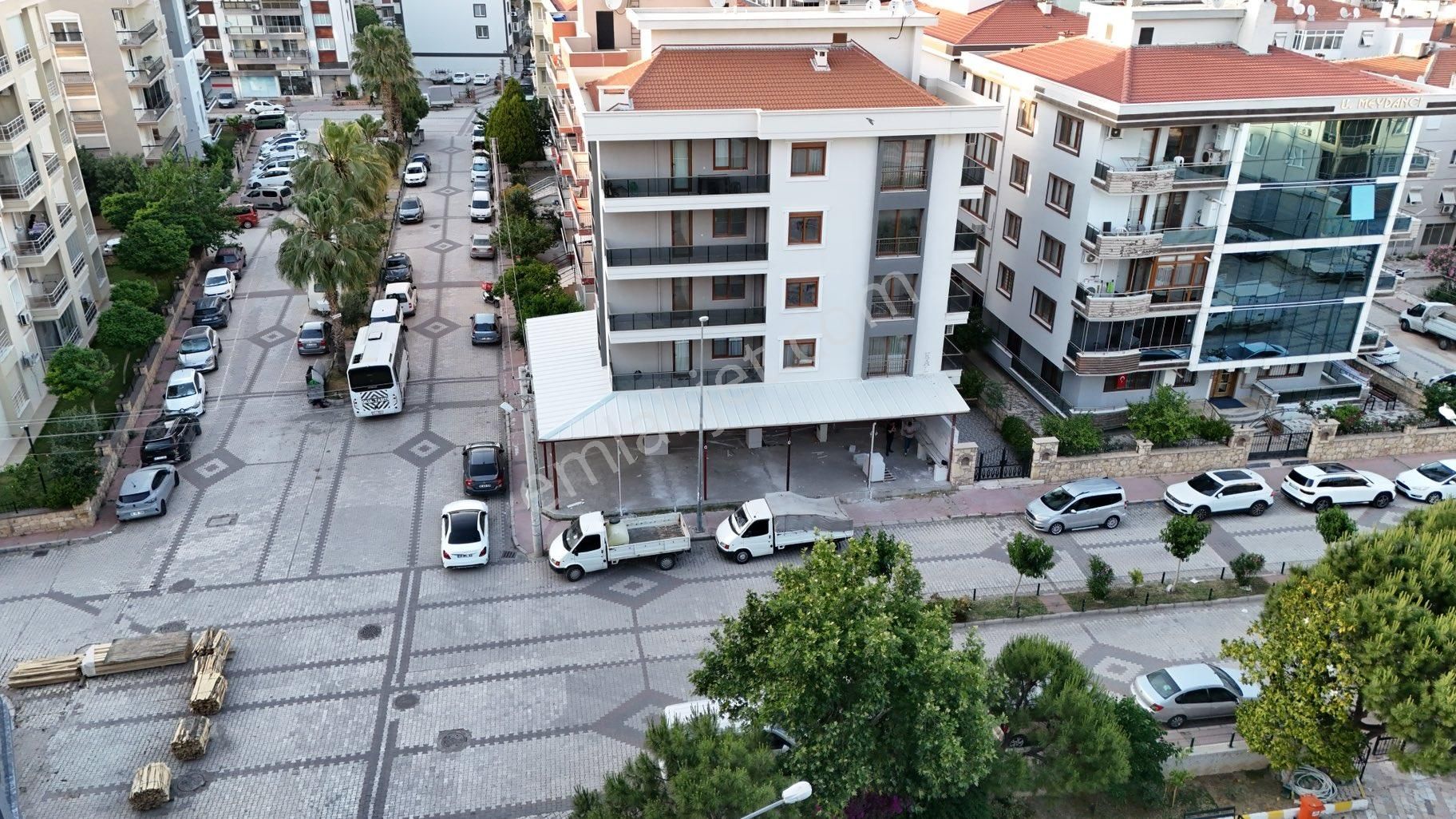 Merkezi Konumda Köşebaşı 210 Üst 110 Batar Katlı Sıfır Kiralık Dükkan