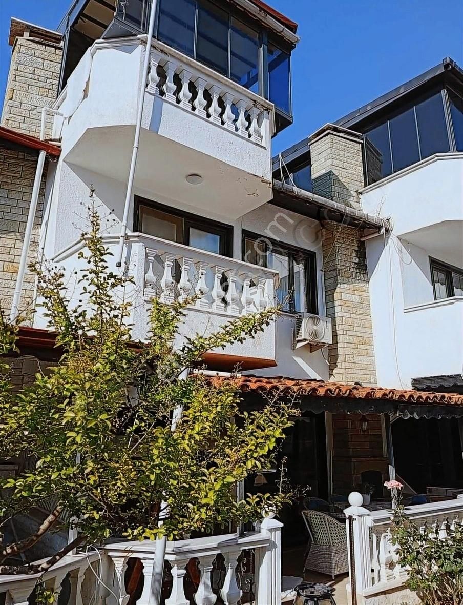 Büyük Kumla Gemlik Eşyalı Yerden Isıtmalı Havuzlu Tripleks Villa