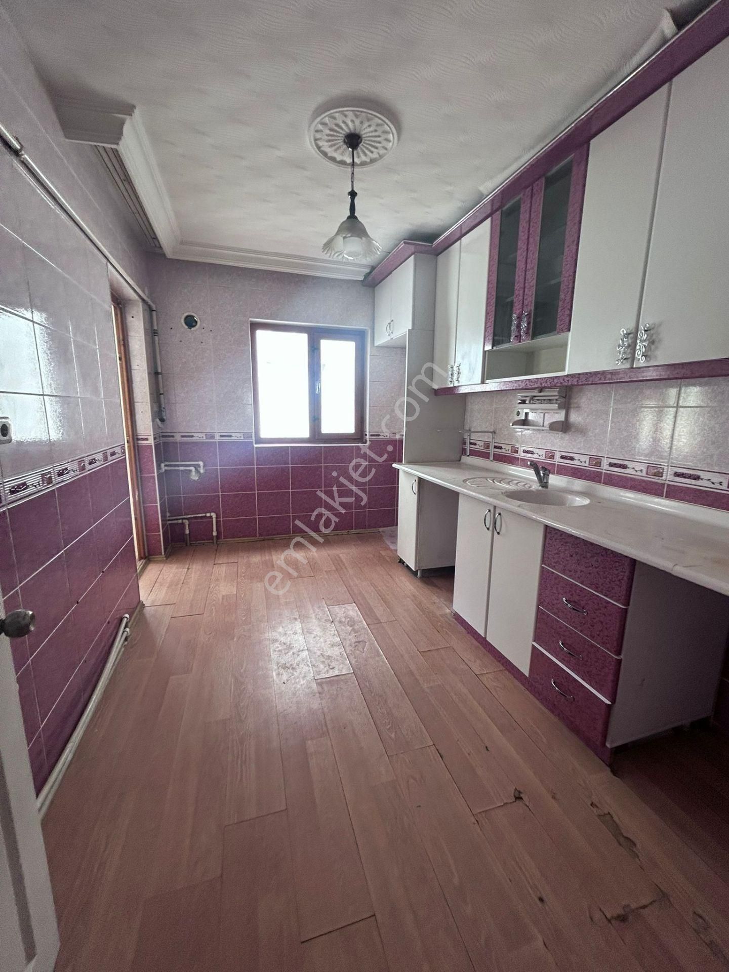 Kutlu Mahallesi'nde 3+1 100 M2 Ferah Ön Cephe Masrafsız Daire.!