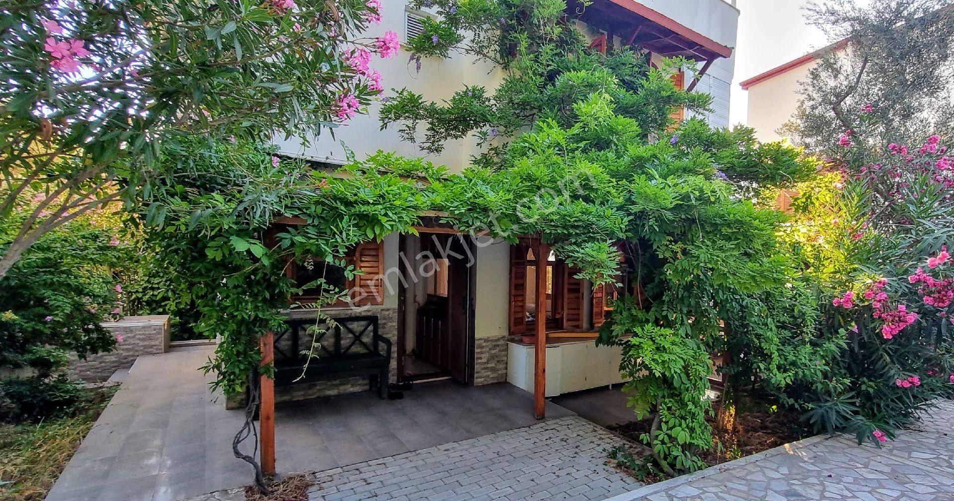 Ayvalıkta Sezonluk Site Plajına 250 Metre Konforlu Villa