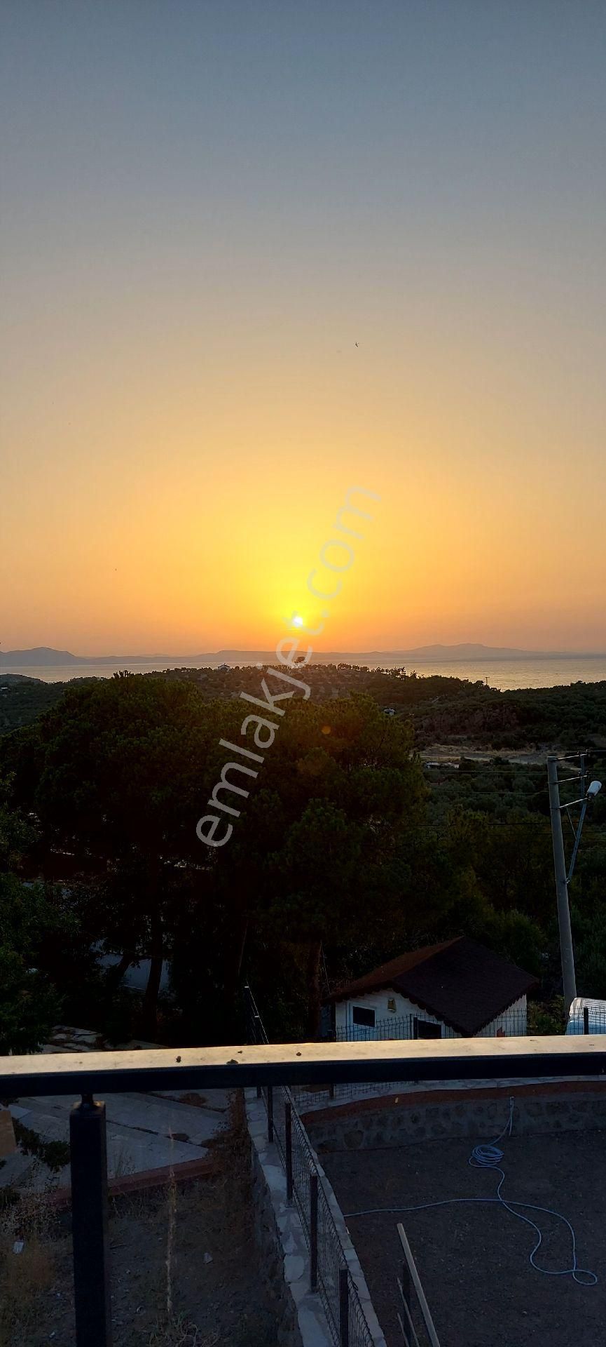 Dikili Yahşibey'de Günübirlik Kiralık Bahçeli Taş Villa