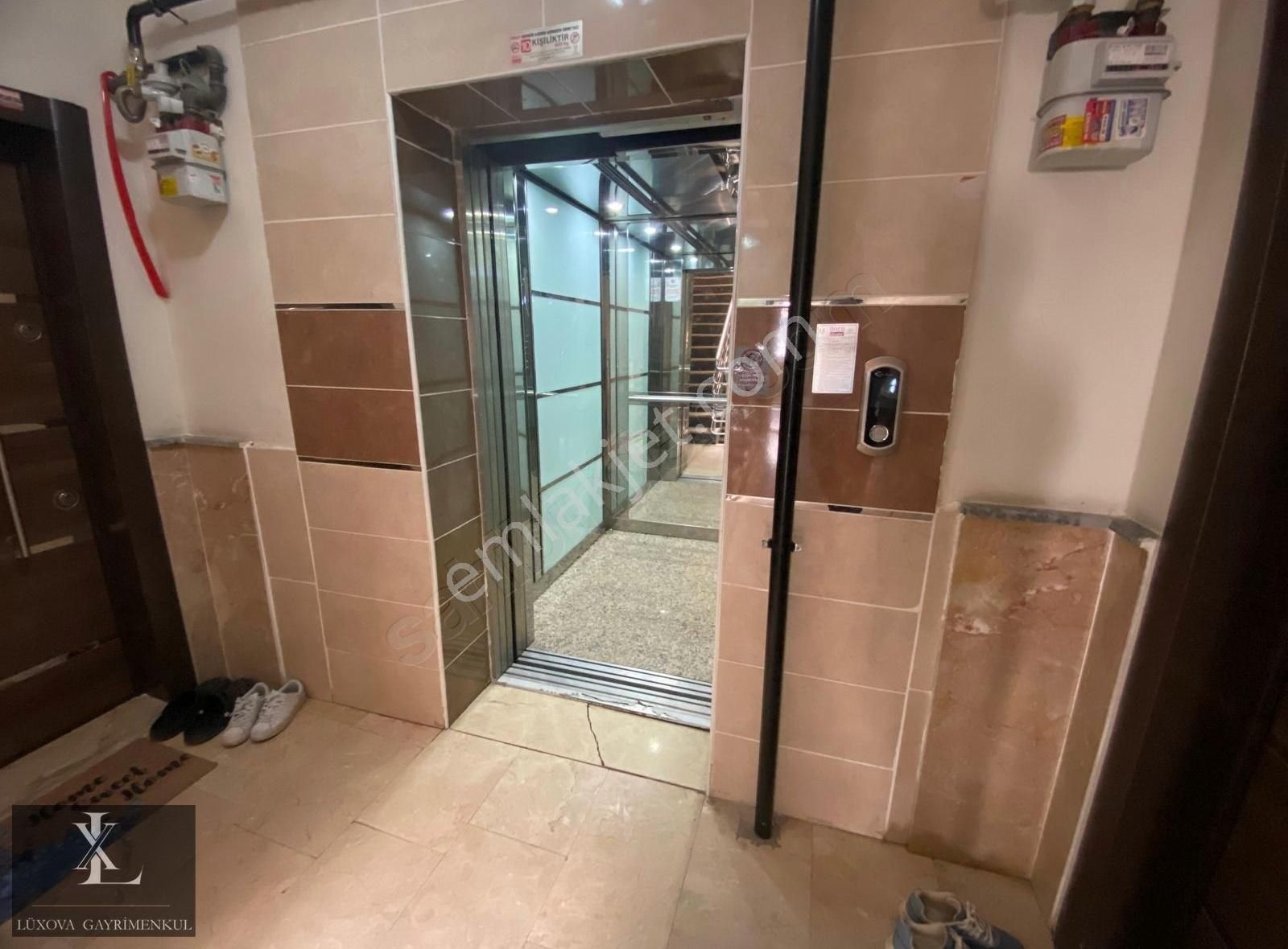 Ana Cadde Yakını Ara Katta 3+1 120 M2 Ebv.banyolu Fırsat Daire
