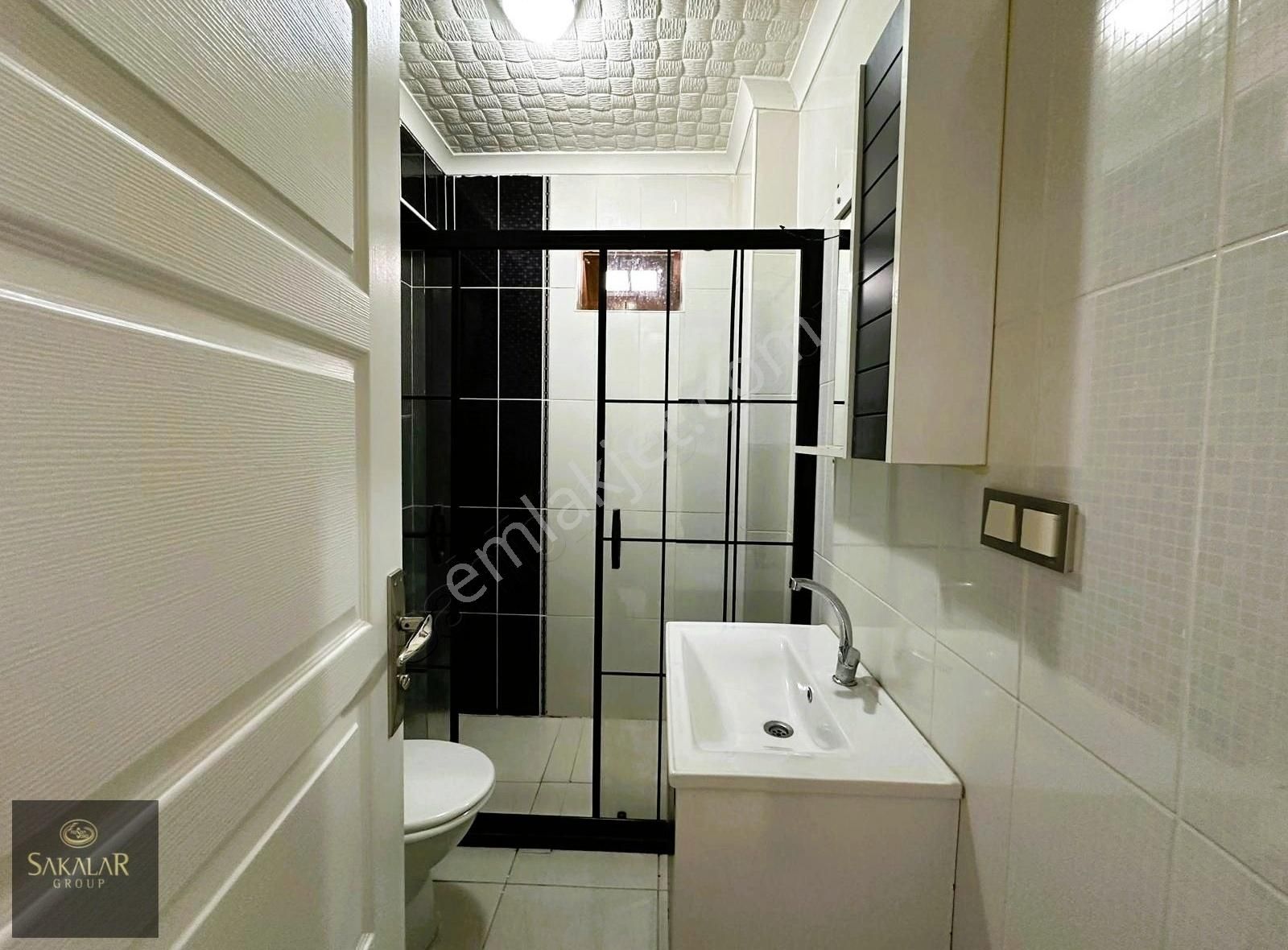 Sakalar Grouptan Atapark'ta Cadde Üzerinde Lüx Yapılı 2+1 Daire!