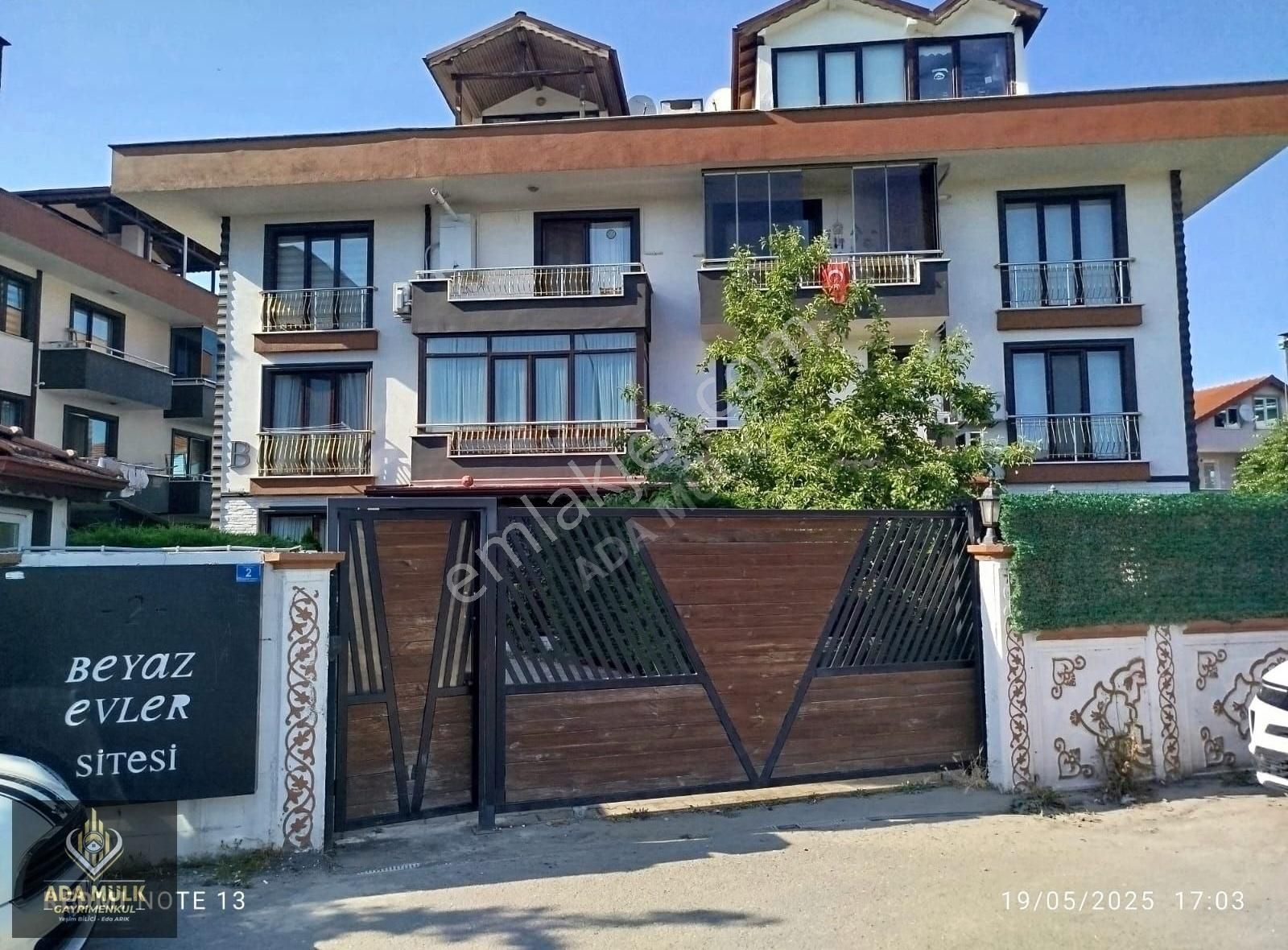 Vatan Mahallesinde Site İçinde Geniş Ve Ferah 3+1 Çatı Dubleksi