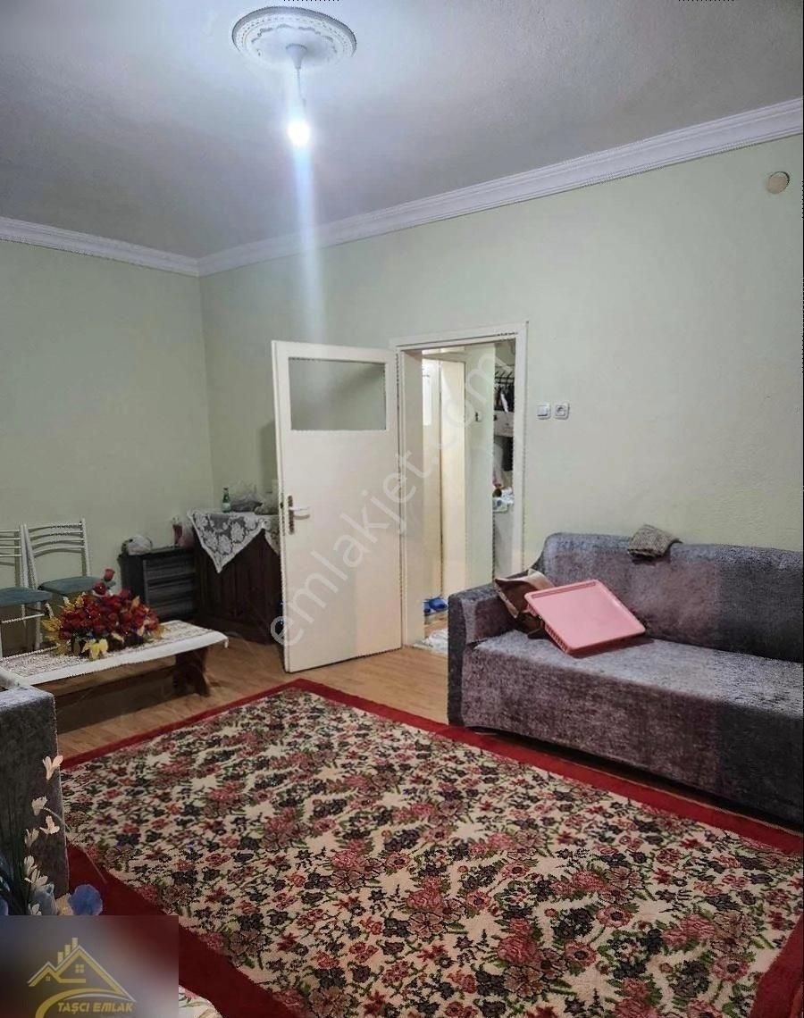 Zafer Mah Giriş Kat Doğal Gazlı Satılık Daire.