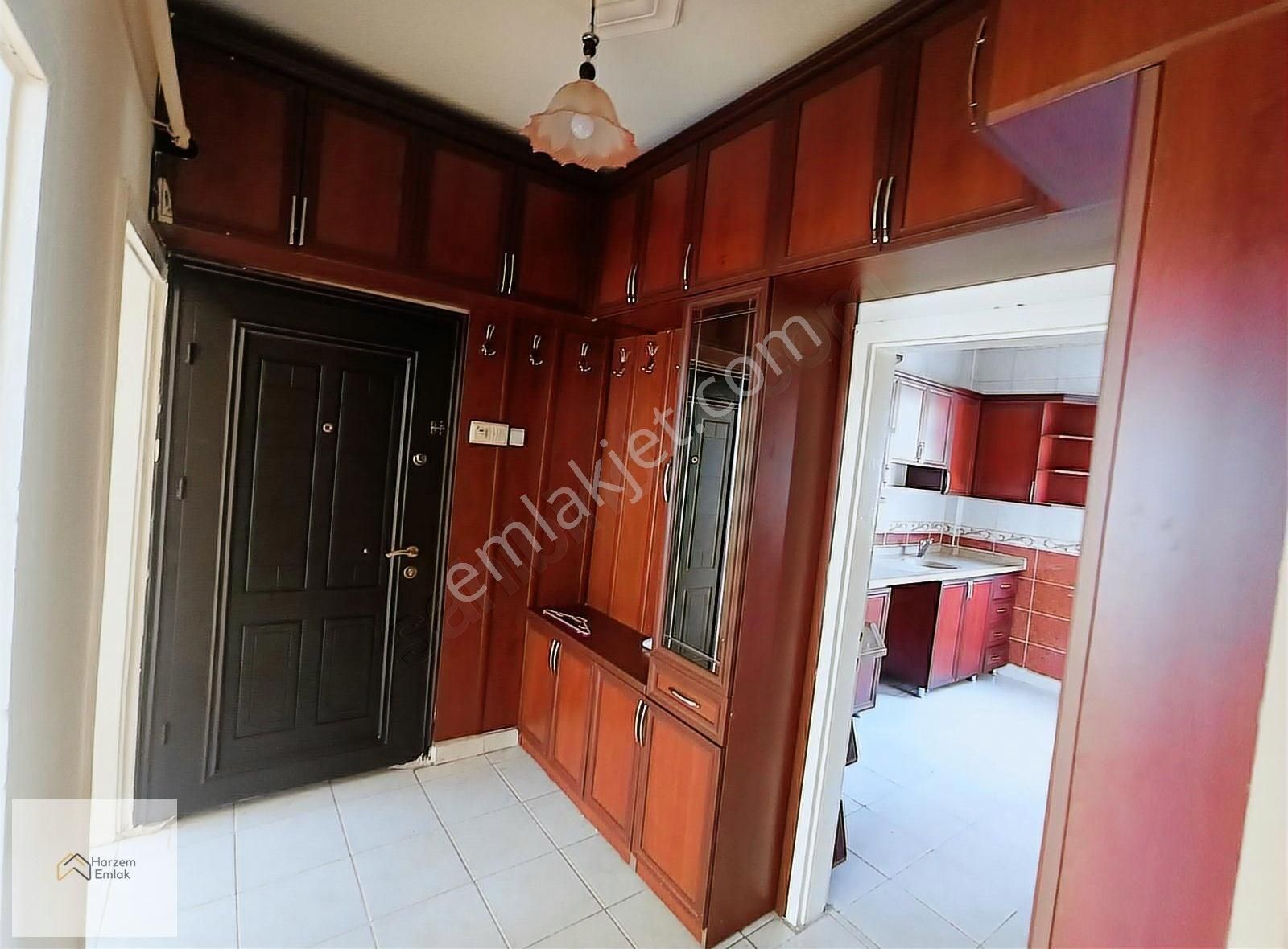 Harzem Gayrimenkulden İcadiye Mahallesinde Kiralık Daire