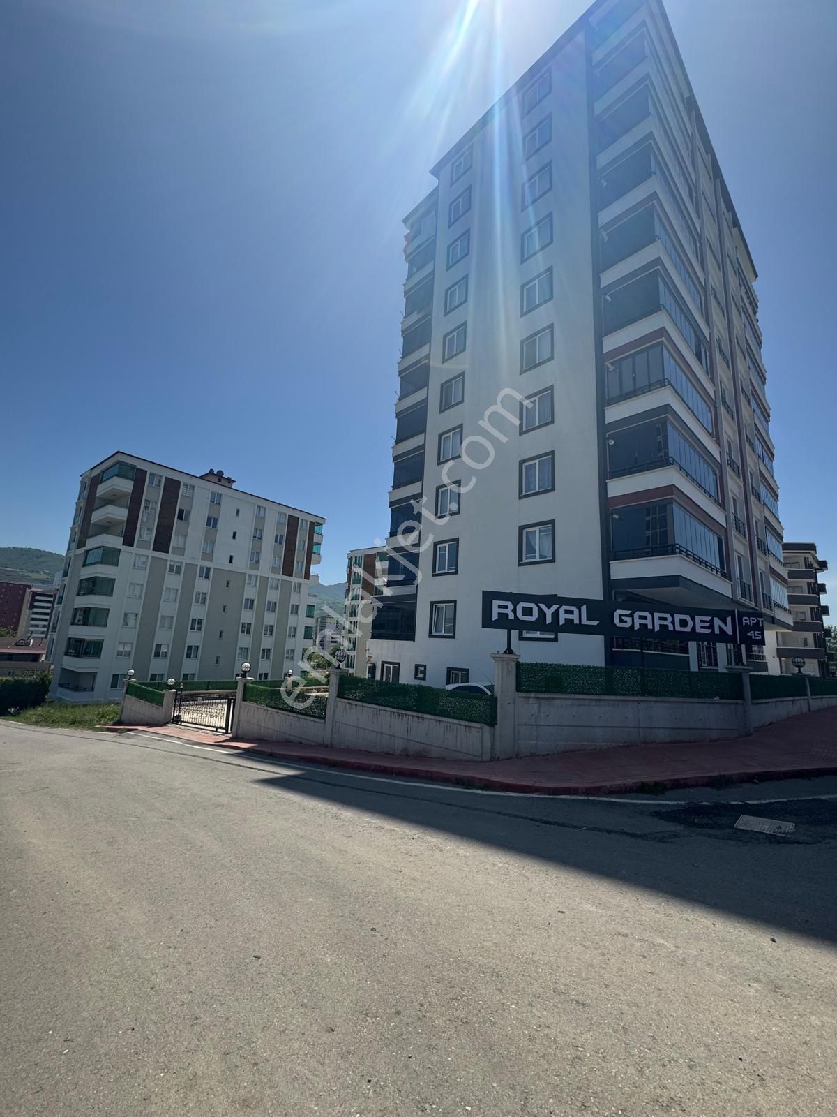 Remax Hüsamettin Dursun’dan Derebahçede Site İçi Satılık 3+1 Daire