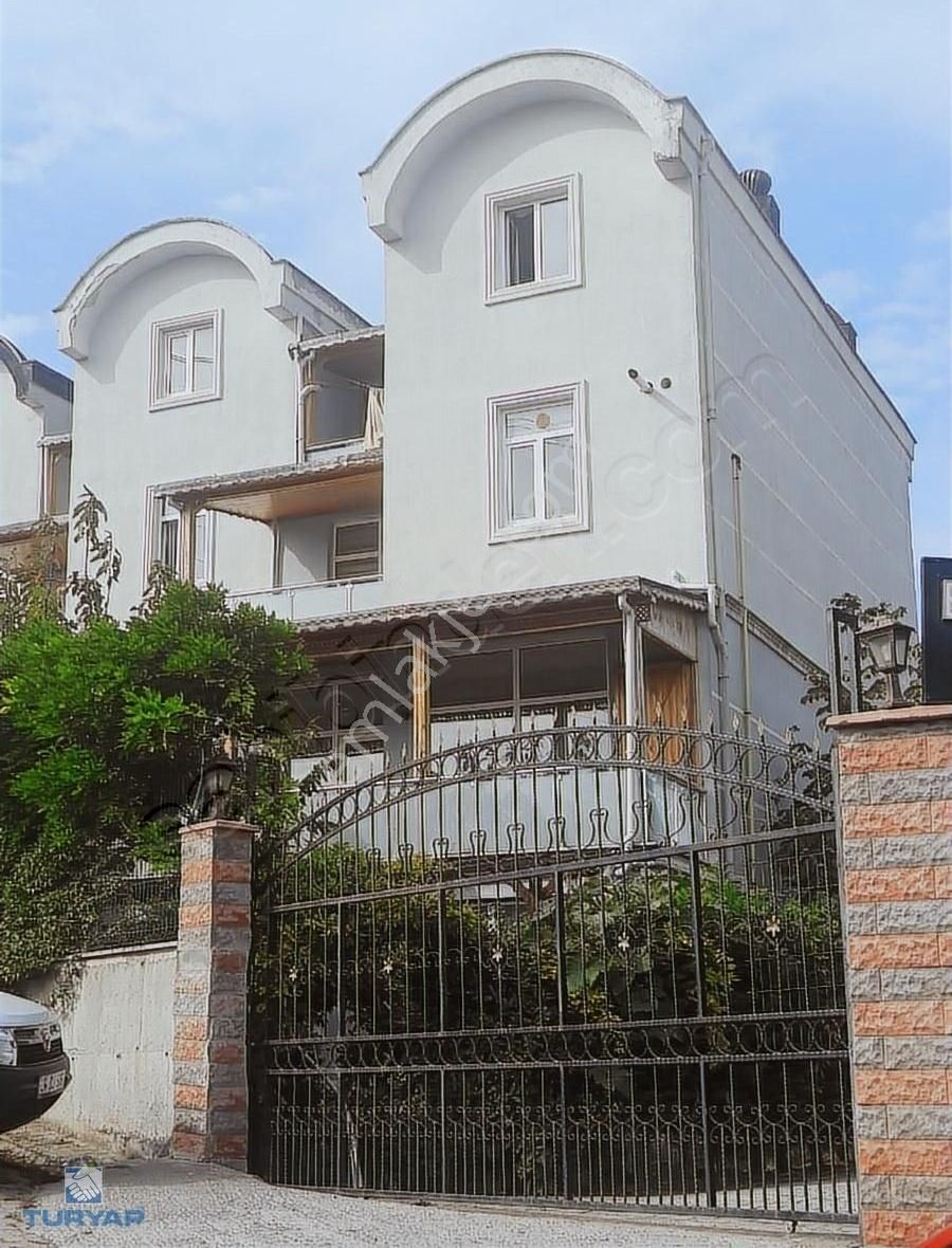 Bahcesehir 2.kısımda 4 Katlı , Asansörlü Satılık Villa