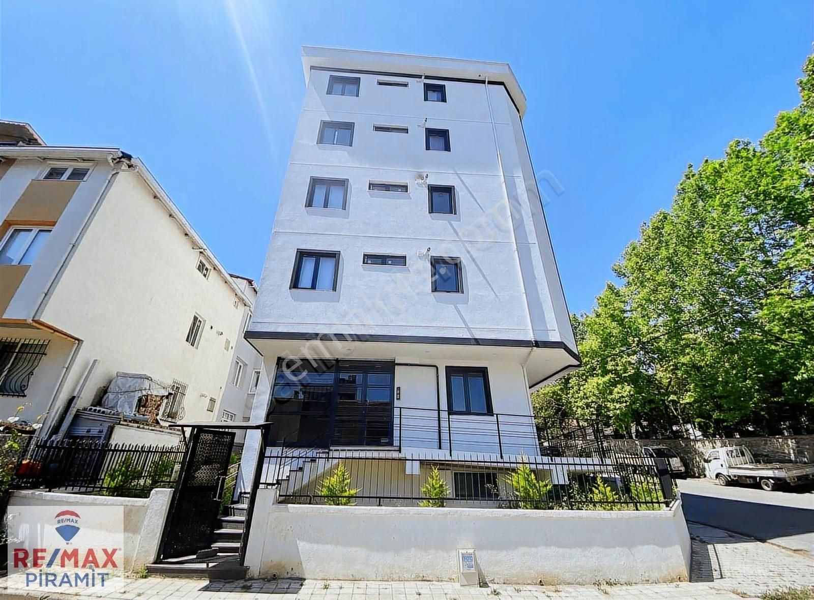 Ümraniye-cemil Meriç Mah. Açık Otoparklı 2+1 Giriş Kat