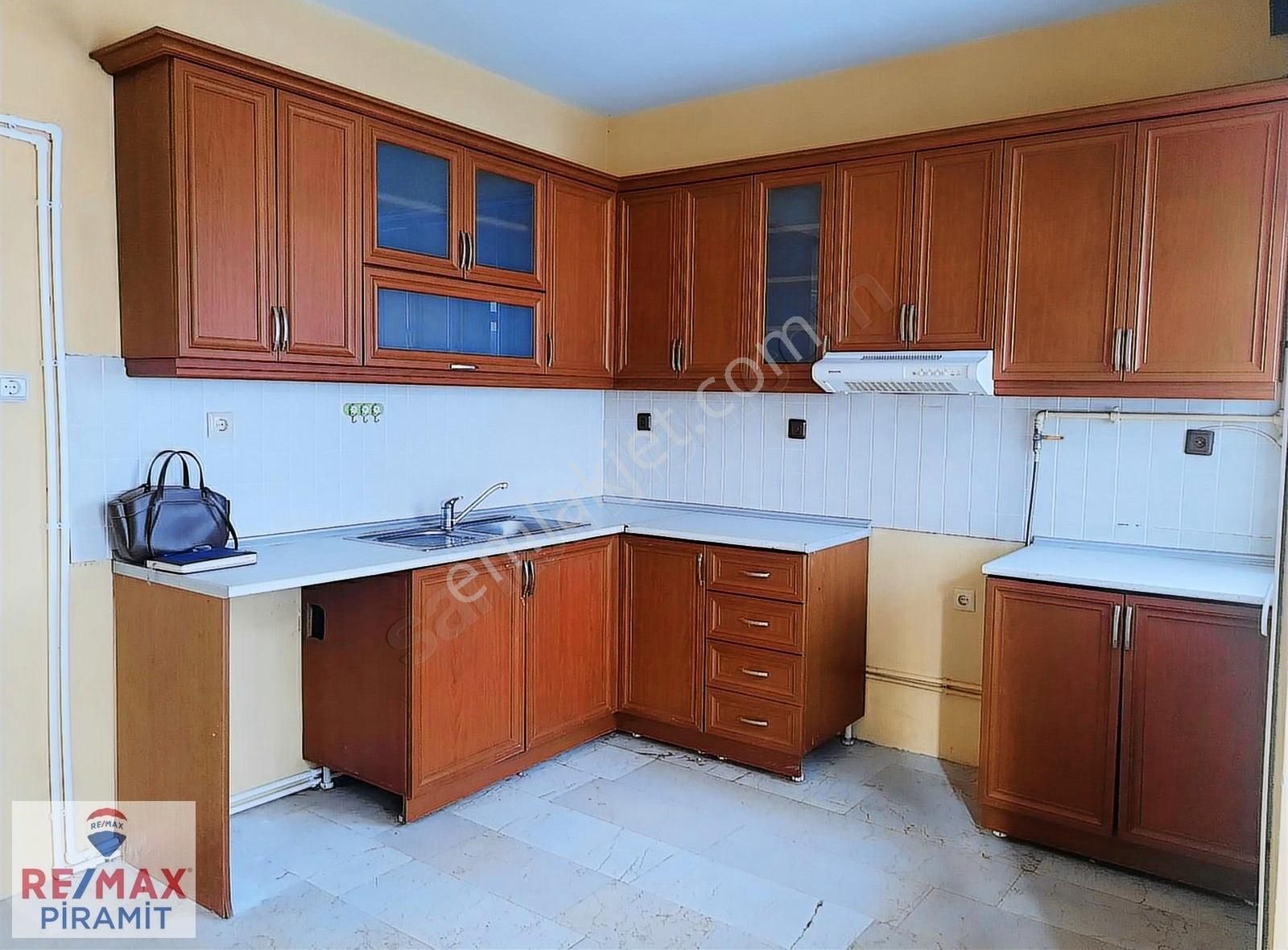 Kiralık Kozyatağı 2+1 90 M2 3 Balkon Otopark Metroyakını Daıre.