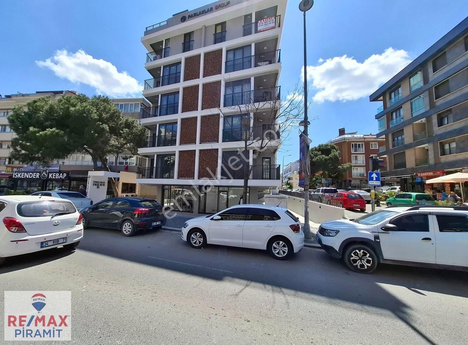 Küçükyalı Bağdat Caddesi Üzerinde 9 M2 Kiralık Dükkan