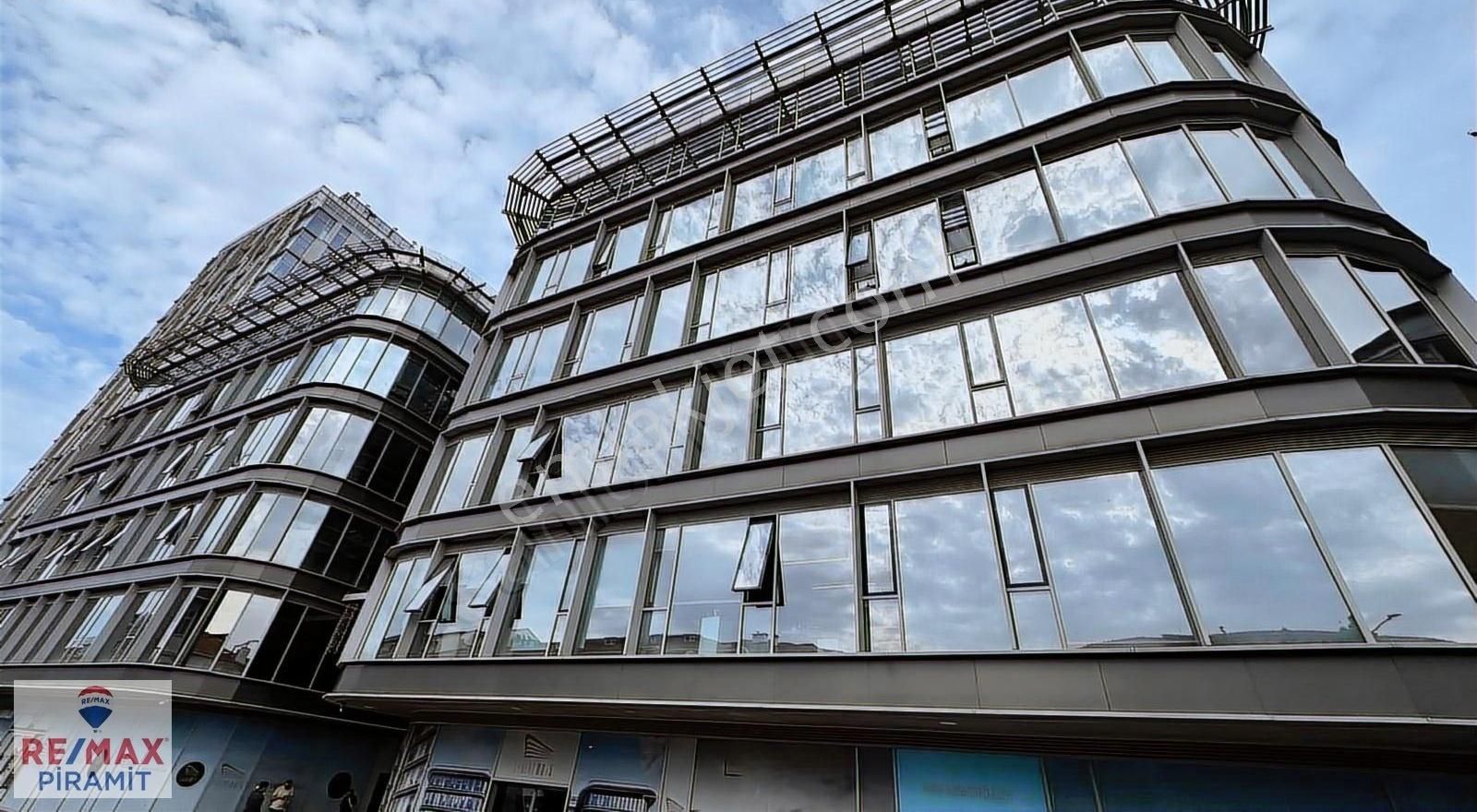 Leventin Gözde Plazasında Satılık Plaza Katı - Hesna Yılmaz