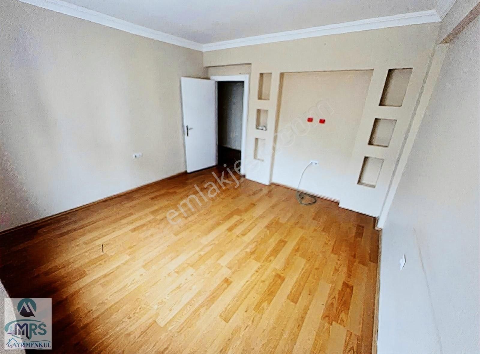 Mrs'den 30 Ağustos 52 Evler Cami Civarı Geniş Satılık 3+1 Daire
